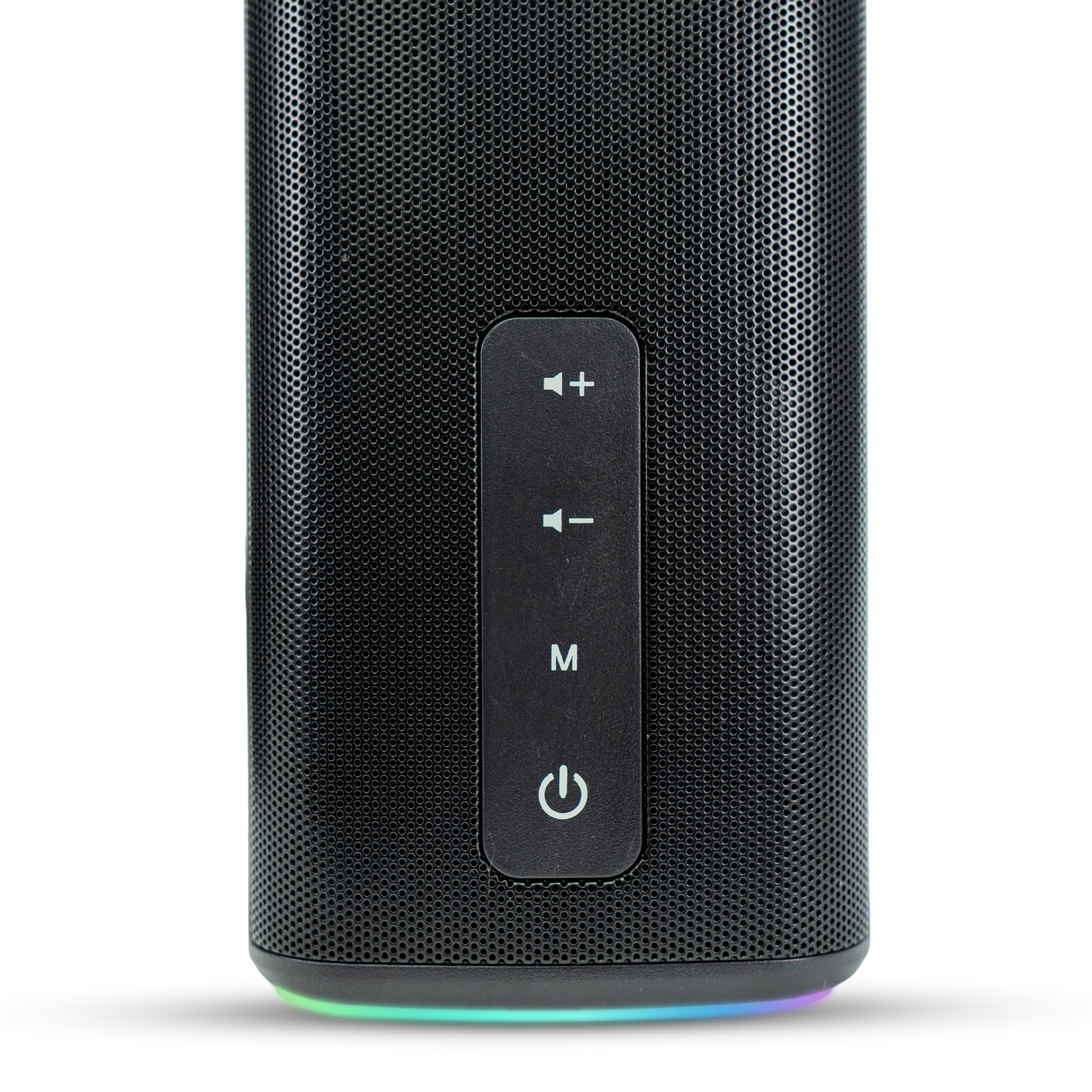 Primer plano de un altavoz Bluetooth negro con botones de control y base iluminada.