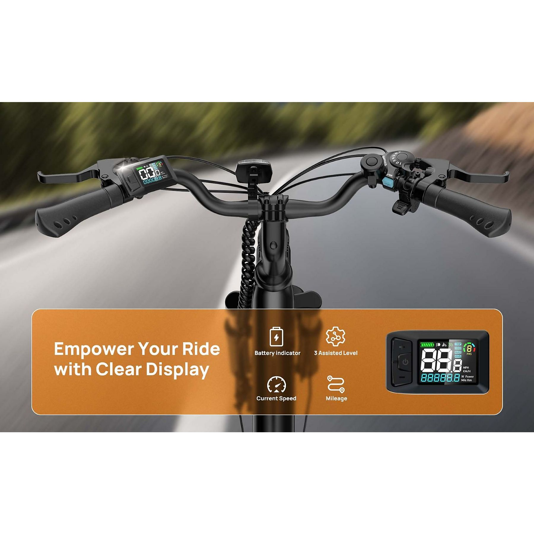 Manubrio di e-bike con display che mostra batteria, velocità e chilometraggio su strada sfocata.