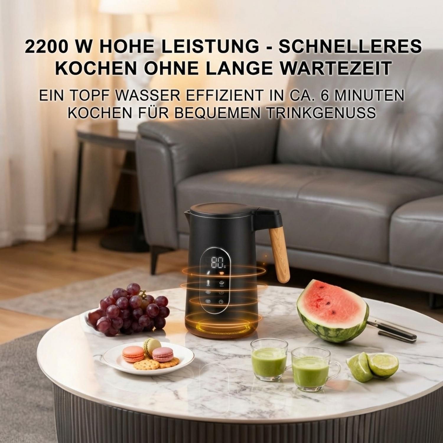 Ein schwarzer Wasserkocher mit Holzgriff steht auf einem Tisch mit Früchten und Getränken vor einer Couch.