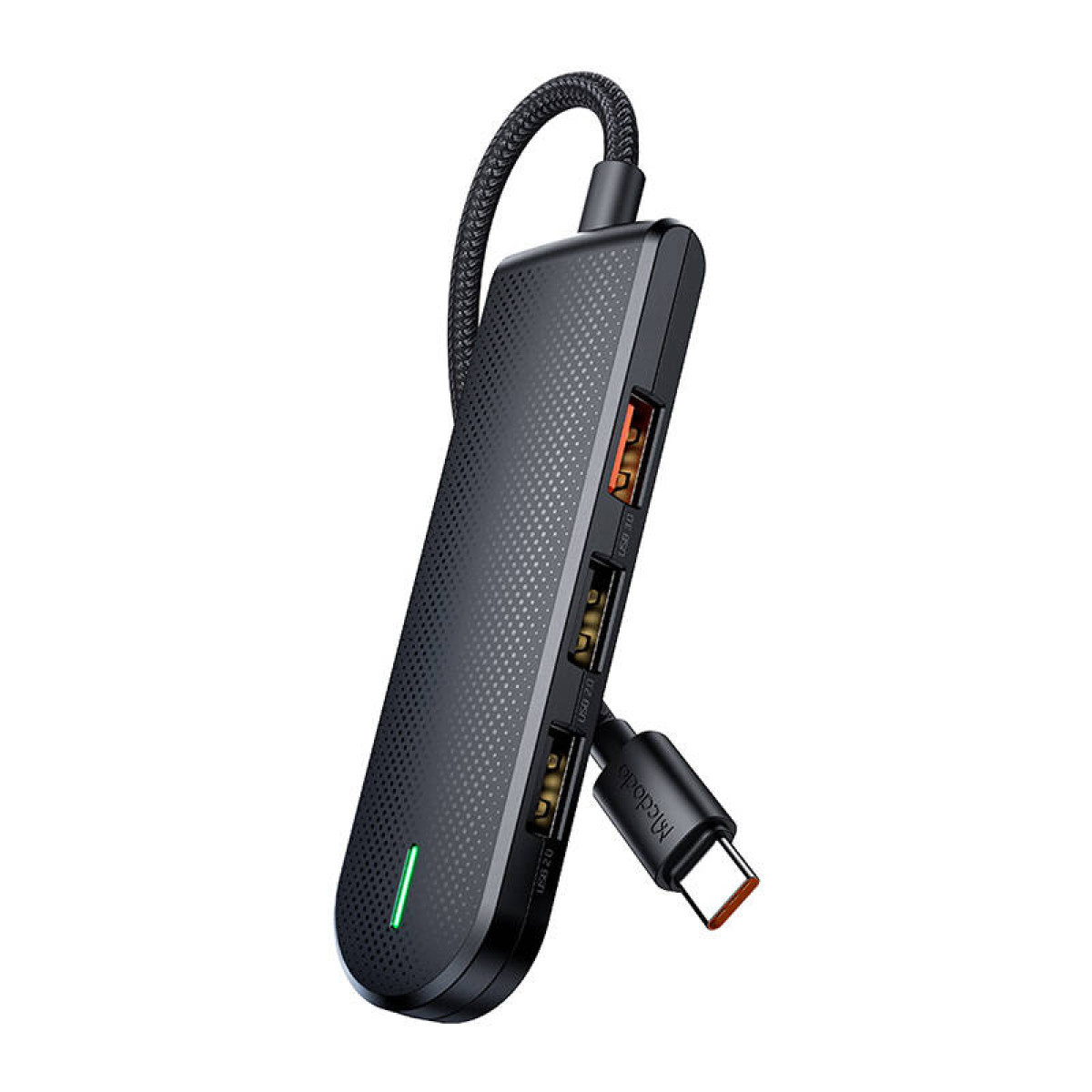 Un hub USB-C nero con più porte, cavo intrecciato collegato e luce LED verde su sfondo bianco.