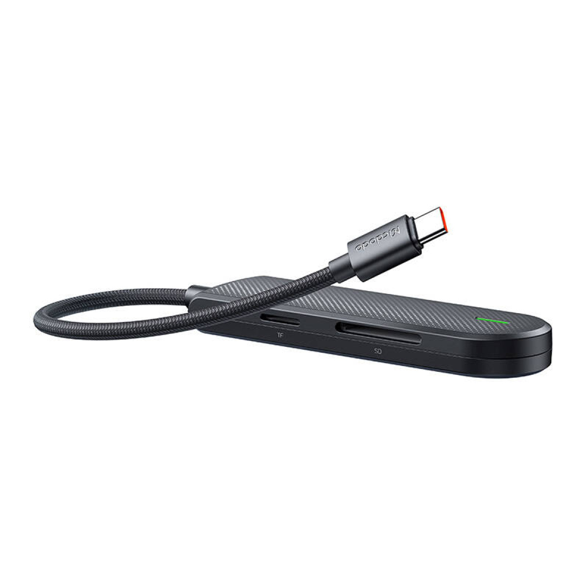 Un hub USB-C nero con cavo intrecciato e slot per lettore di schede.