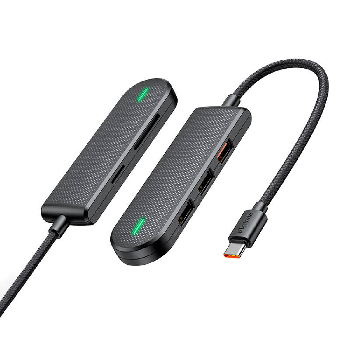Un hub USB-C nero con cavo intrecciato collegato e porte multiple su sfondo bianco.