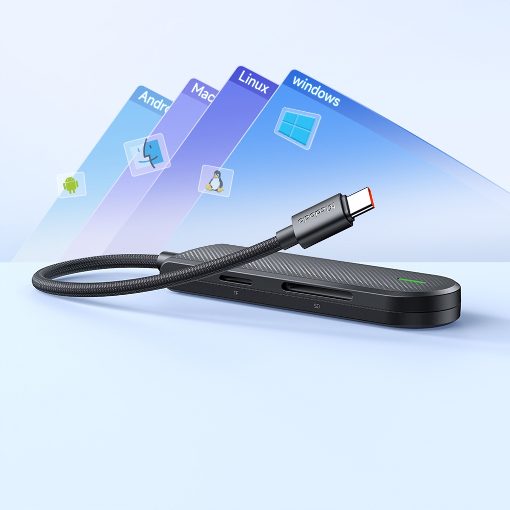 Un hub USB-C nero con cavo attaccato e lettore di schede davanti a icone OS.