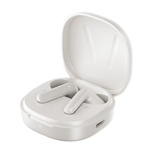 Auricolari wireless bianchi in una custodia di ricarica aperta su sfondo bianco.