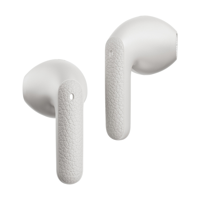 Due auricolari wireless bianchi con dettagli testurizzati sullo stelo.