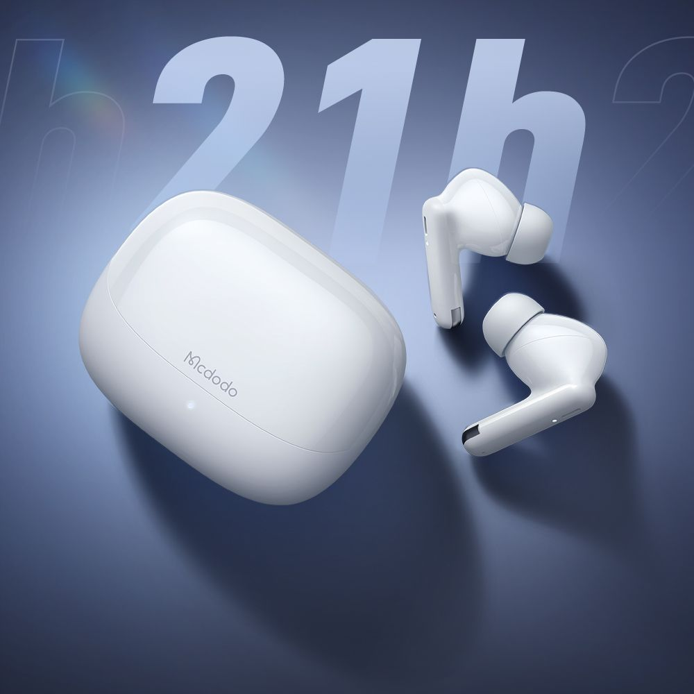 Auricolari bianchi Mcdodo e custodia di ricarica su sfondo blu con grande testo 21h.