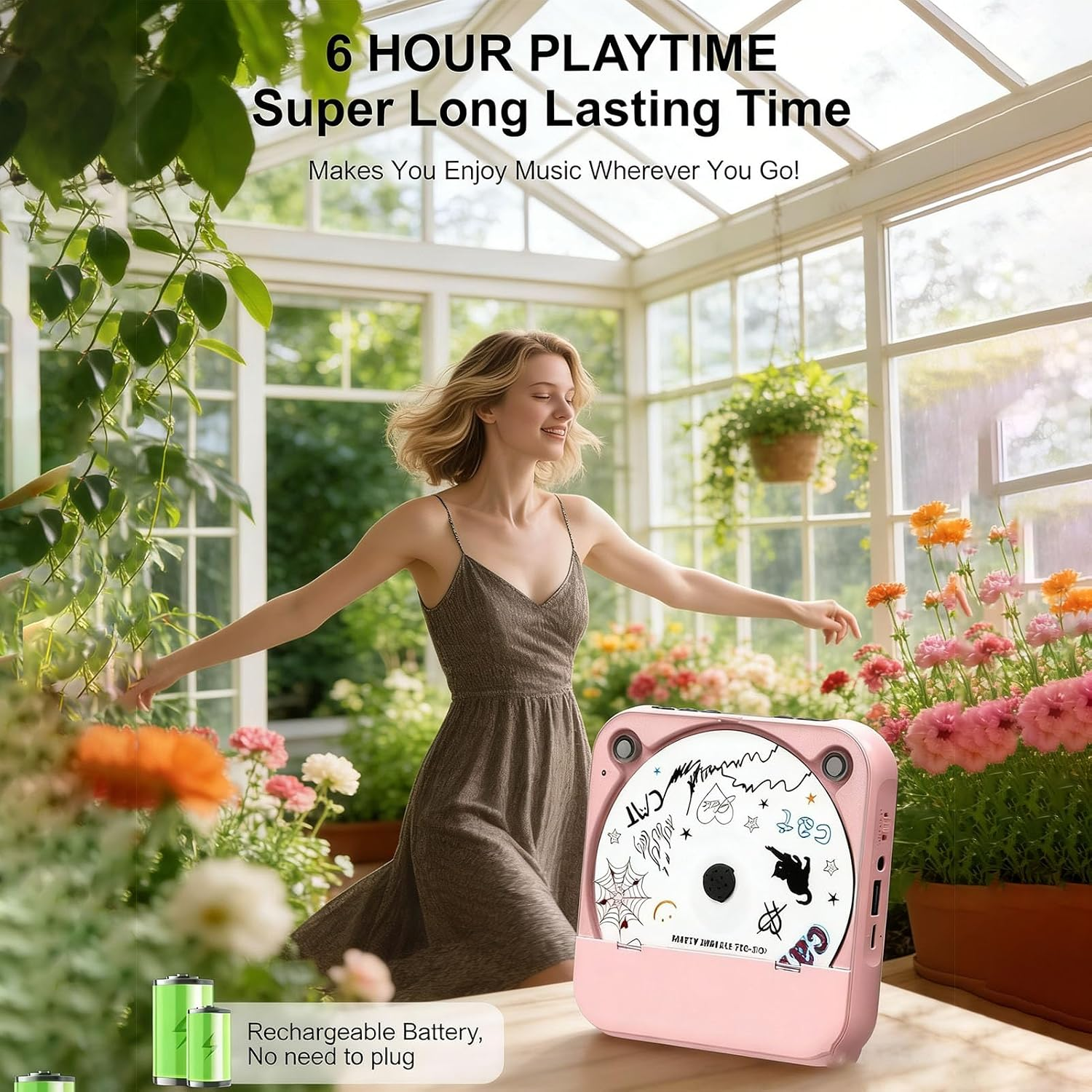 Eine Frau in einem grünen Kleid tanzt in einem lichtdurchfluteten Gewächshaus neben einem pinken Musikplayer.