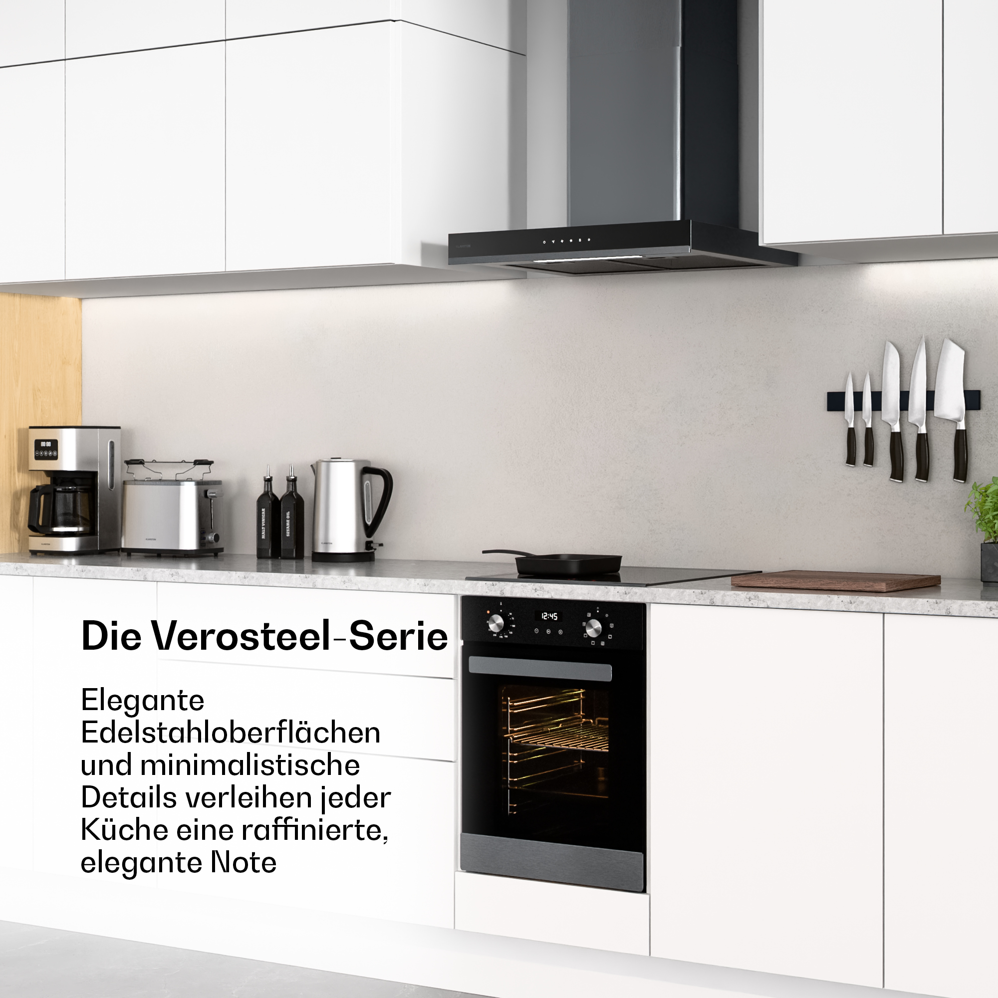 Moderne Küche mit weißen Schränken, schwarzem Ofen, Dunstabzugshaube, Messern an der Wand und Küchengeräten.