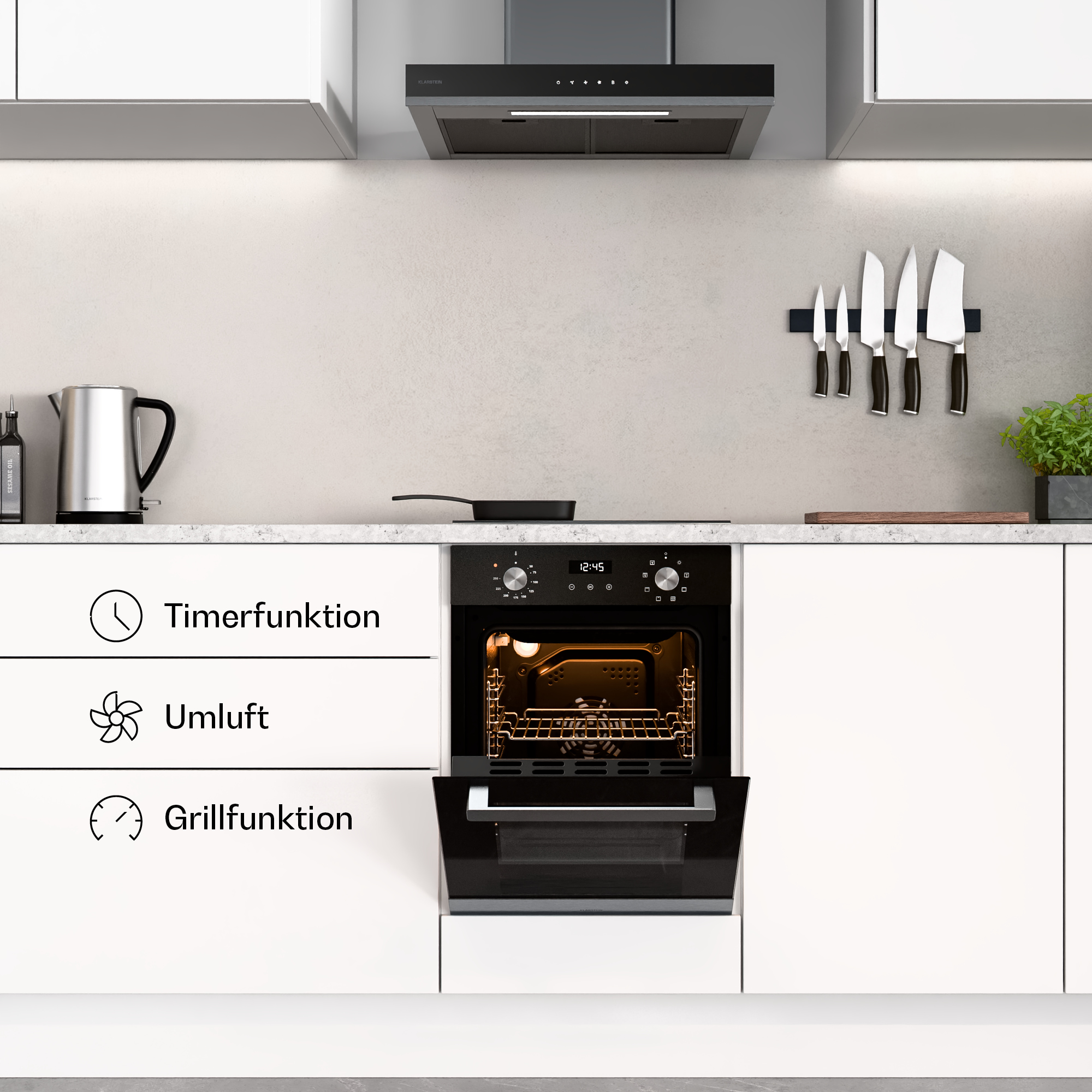 Moderne Küche mit weißen Schränken, offenem schwarzen Ofen, Wasserkocher, Messern an der Wand und deutschen Funktionslabels.