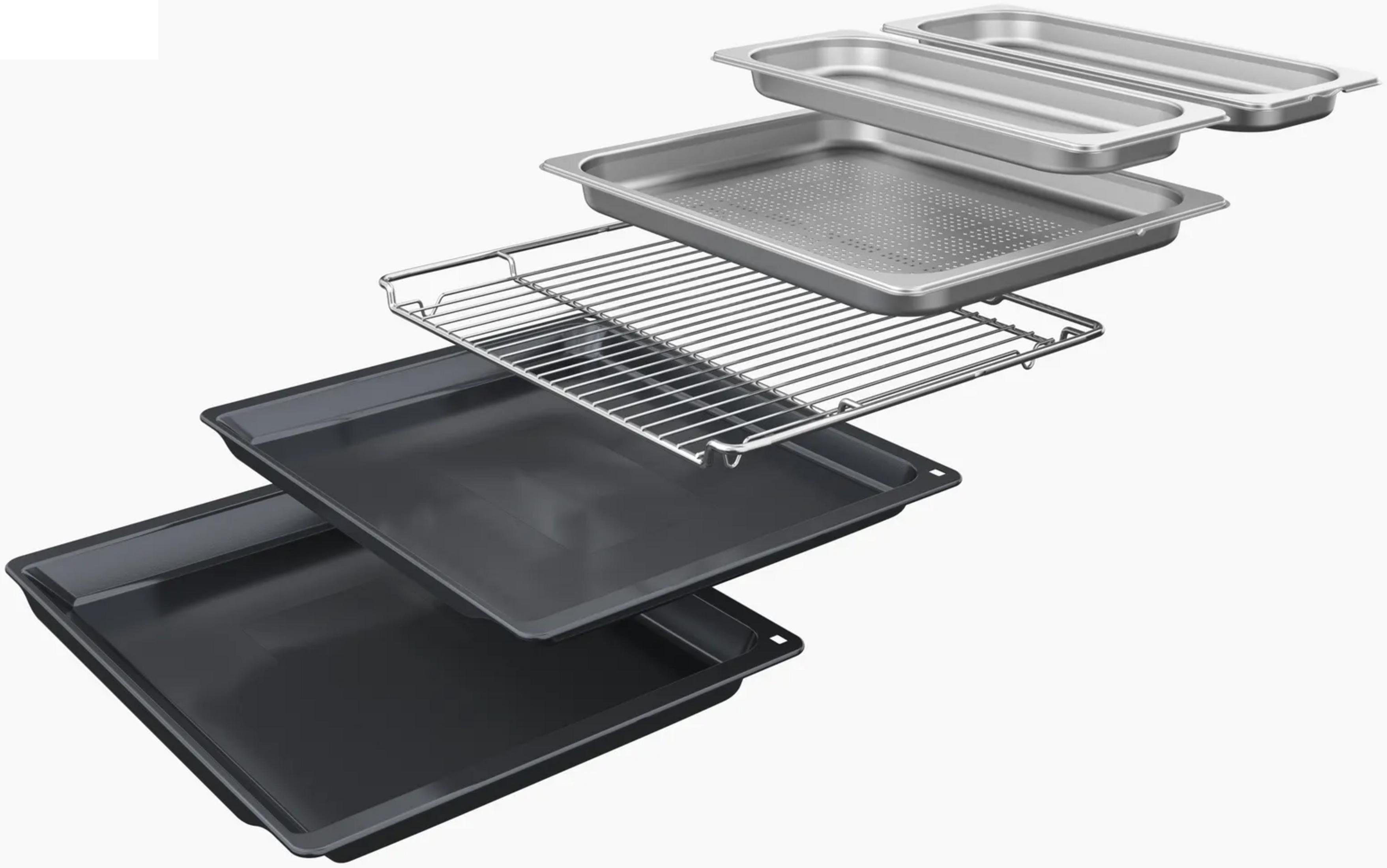 Pile de plaques de cuisson et de grilles en acier inoxydable et noir sur fond blanc.