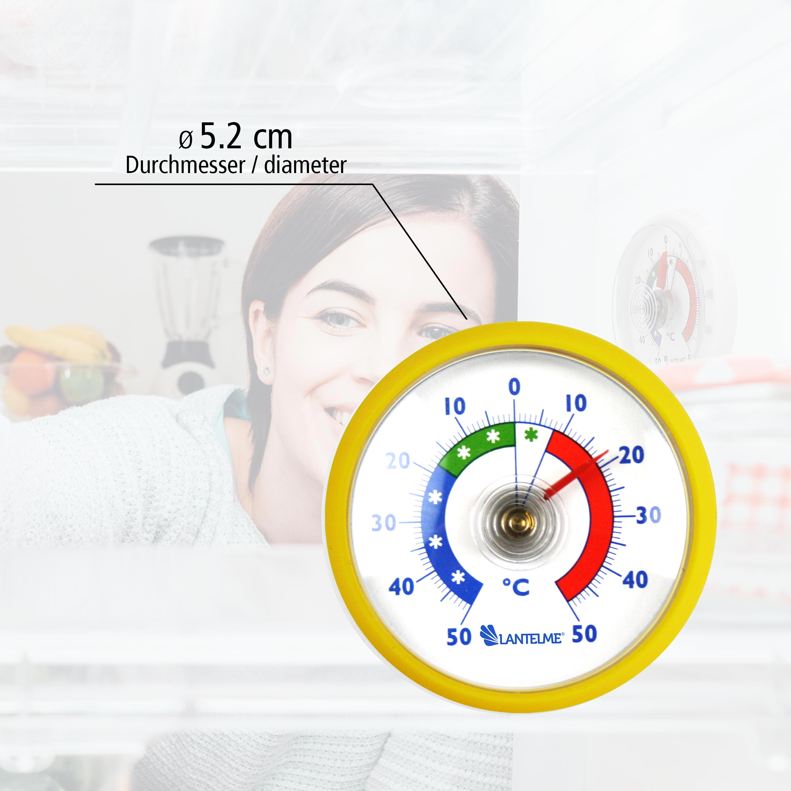 Gelbes Lantelme Kühlschrankthermometer mit 5,2 cm Durchmesser vor unscharfem Hintergrund mit einer Frau.