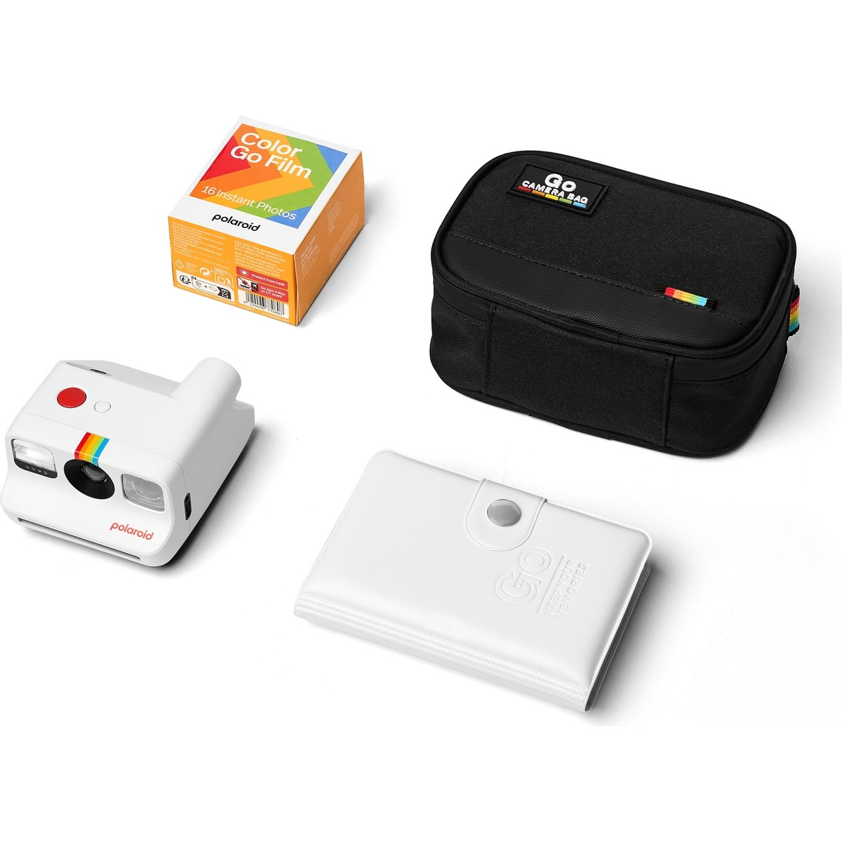 Beyaz bir Polaroid kamera, renkli film kutusu, beyaz kılıf ve siyah kamera çantası.