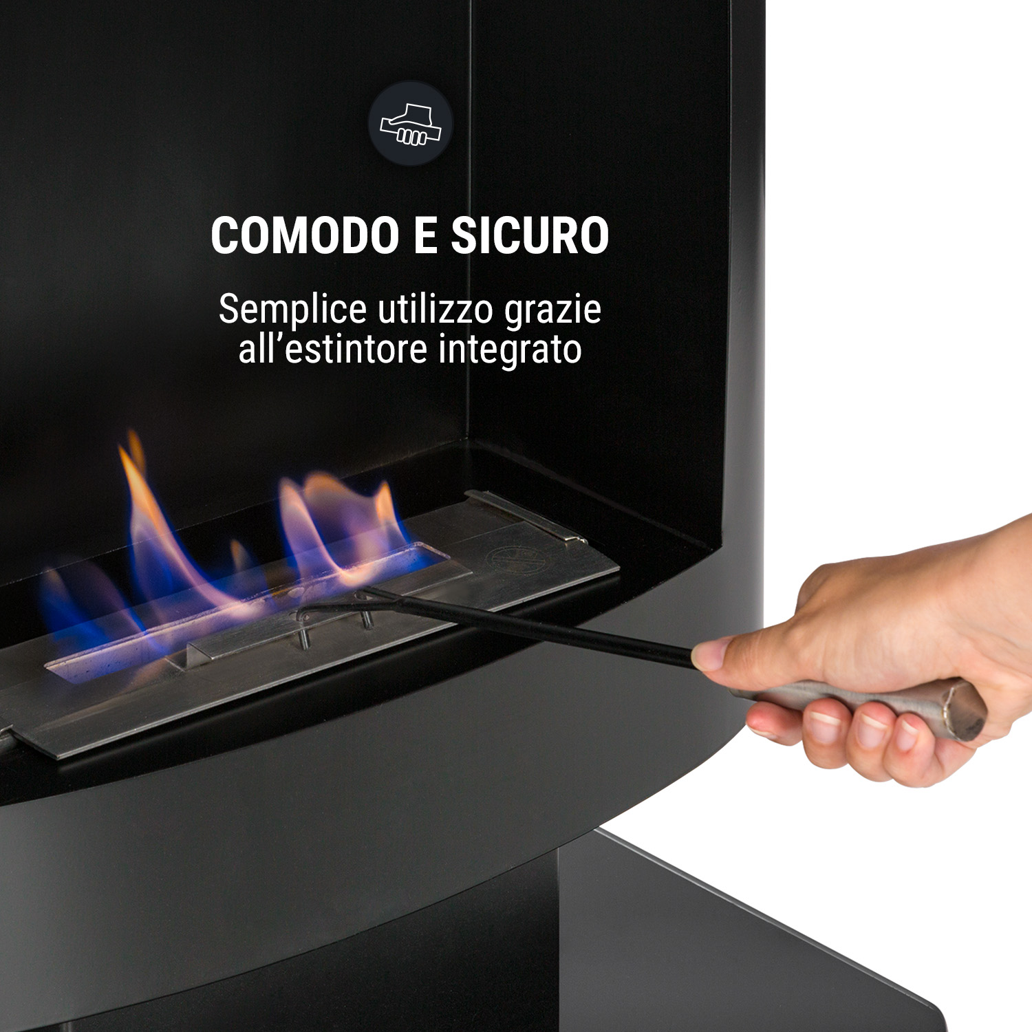 Mano tiene un attrezzo sopra le fiamme di un caminetto moderno, con testo promozionale.