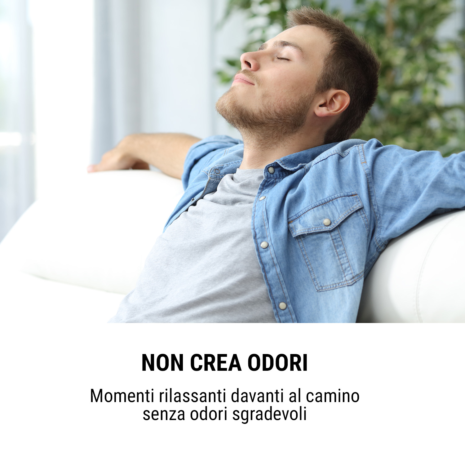 Un giovane siede rilassato su un divano bianco con gli occhi chiusi.