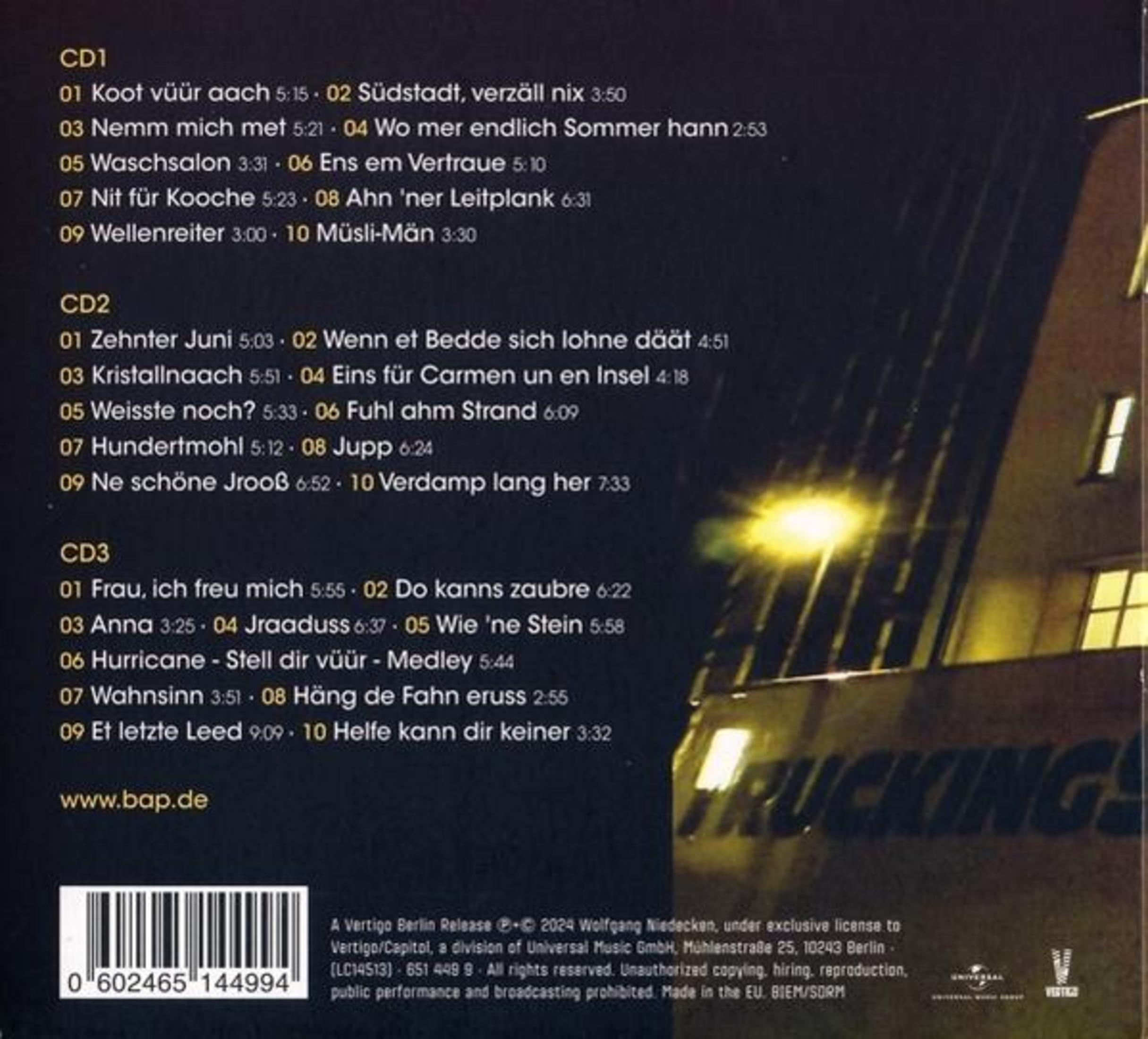 Rückseite einer Musik-CD-Hülle mit Titelliste, Barcode und Hintergrundbild nachts.