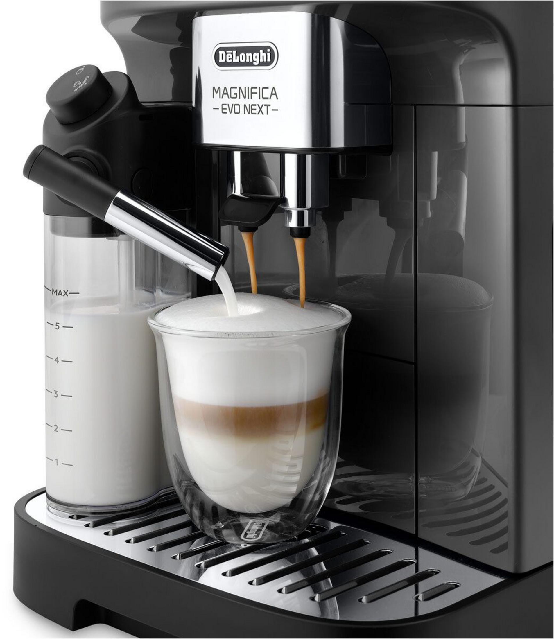 De'Longhi Magnifica Evo Next kahve makinesi bir bardağa süt ve kahve dolduruyor.