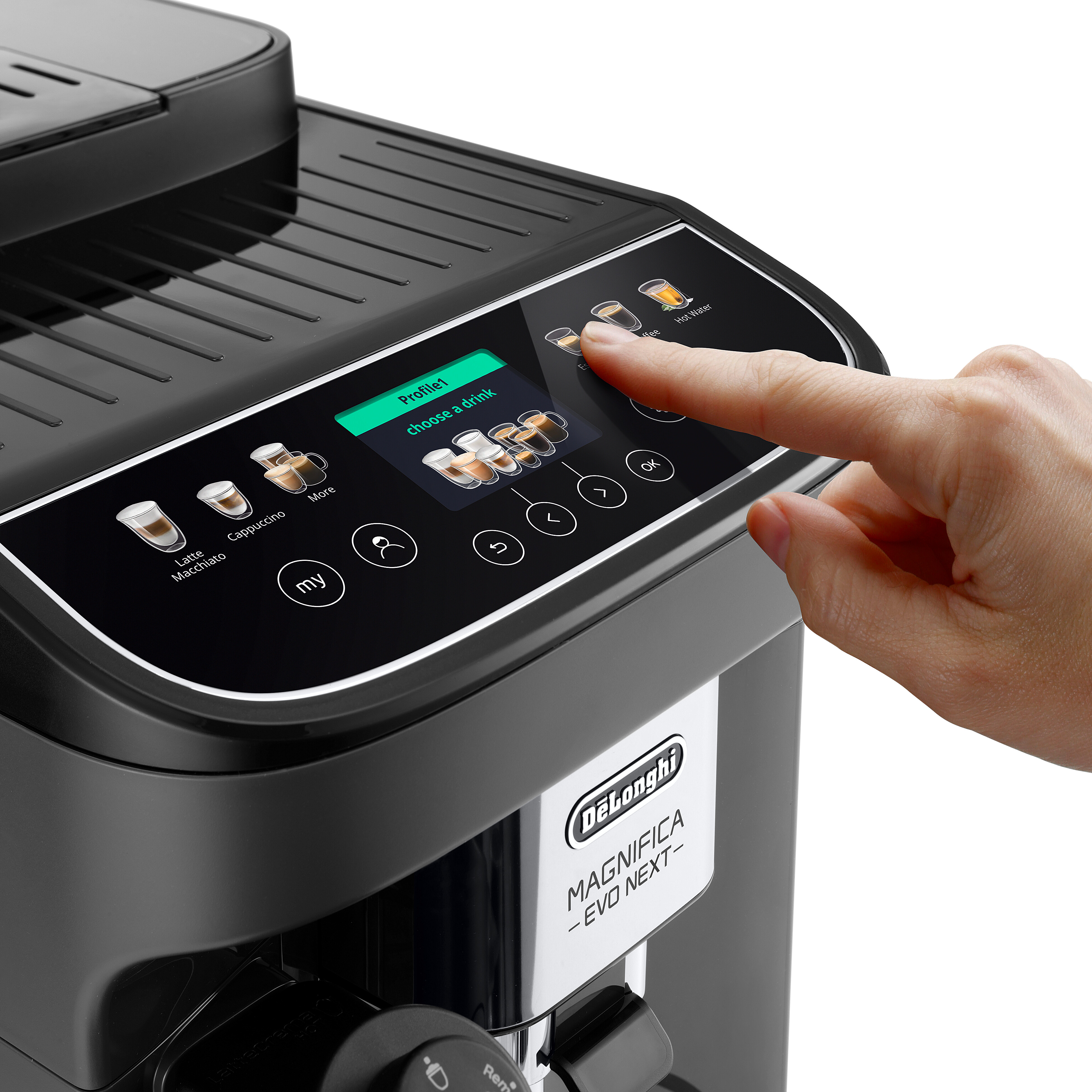 Bir el, siyah bir DeLonghi Magnifica Evo Next kahve makinesinin dokunmatik ekranına dokunuyor.