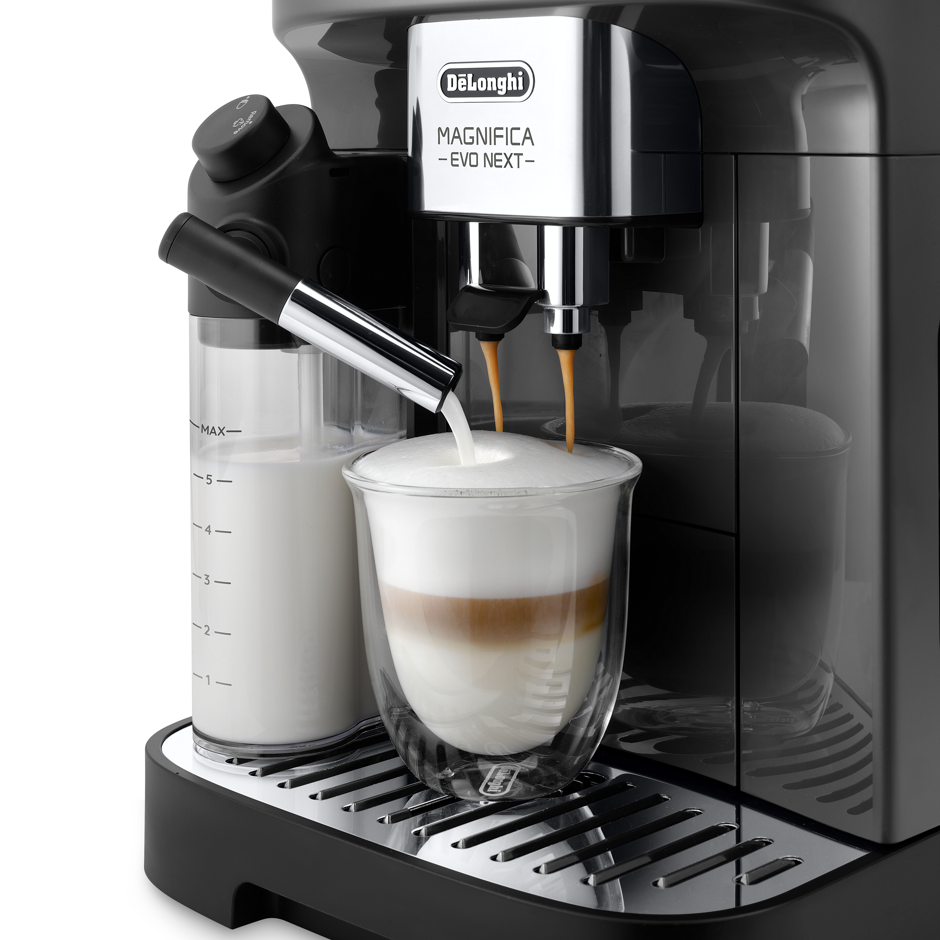 De'Longhi Magnifica Evo Next kahve makinesi bardağa süt ve espresso dolduruyor.