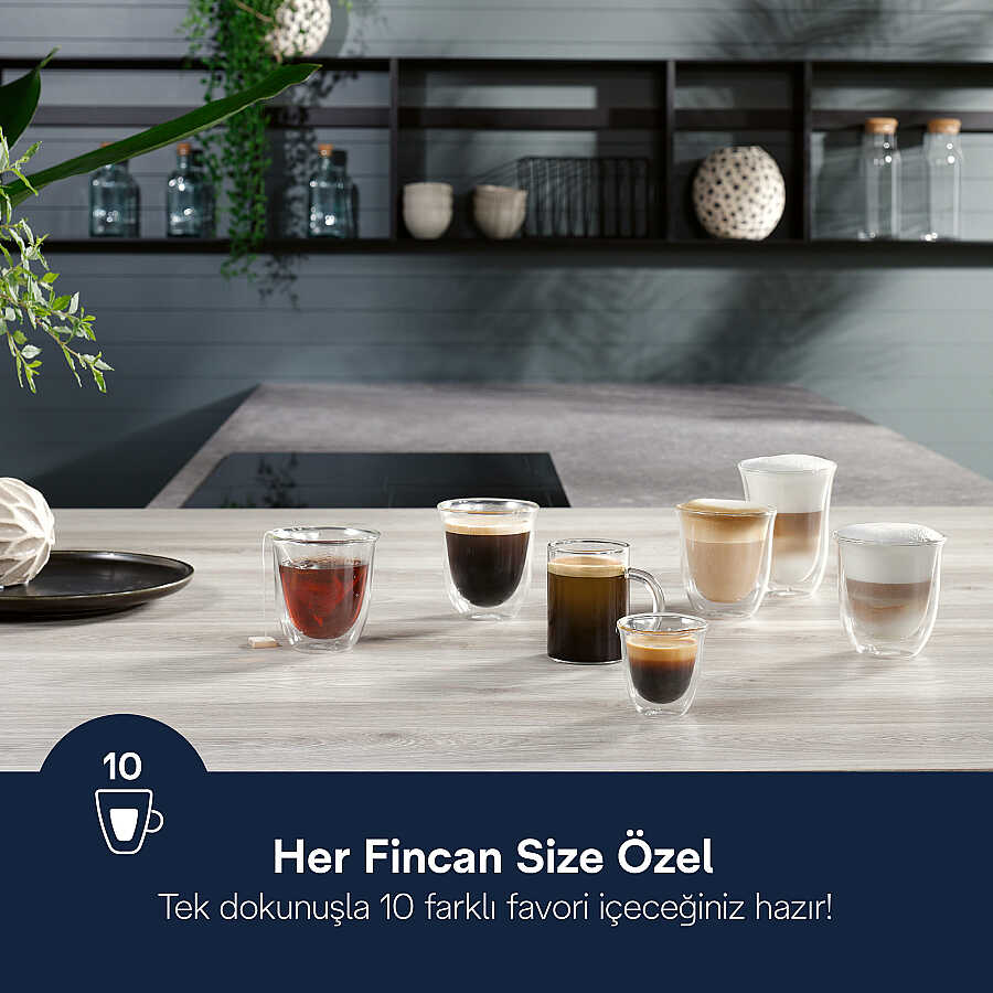 Modern bir mutfaktaki ahşap tezgah üzerinde cam bardaklarda çeşitli kahve çeşitleri ve çay.