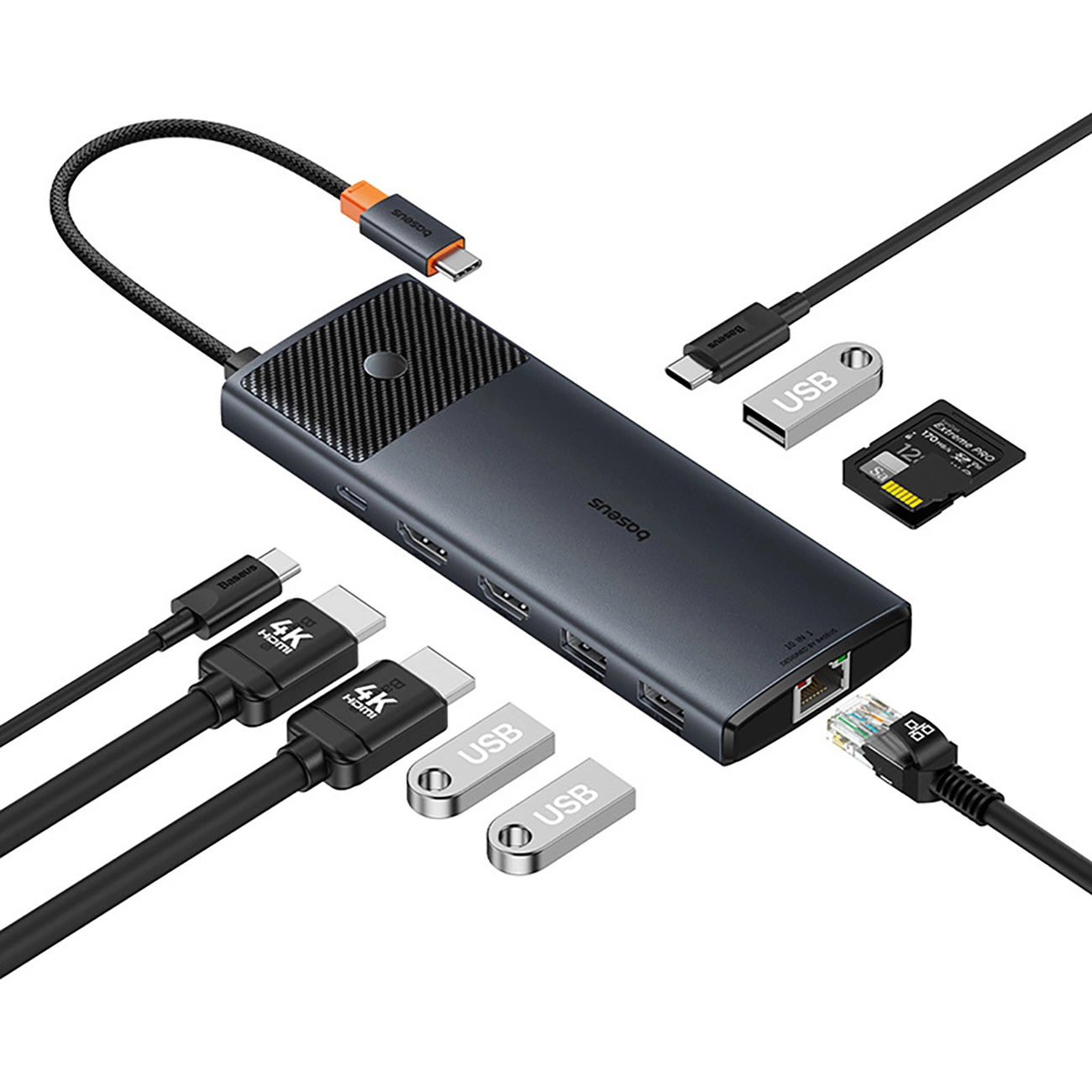 Hub USB-C grigio con vari cavi, chiavette USB e schede di memoria su sfondo bianco.