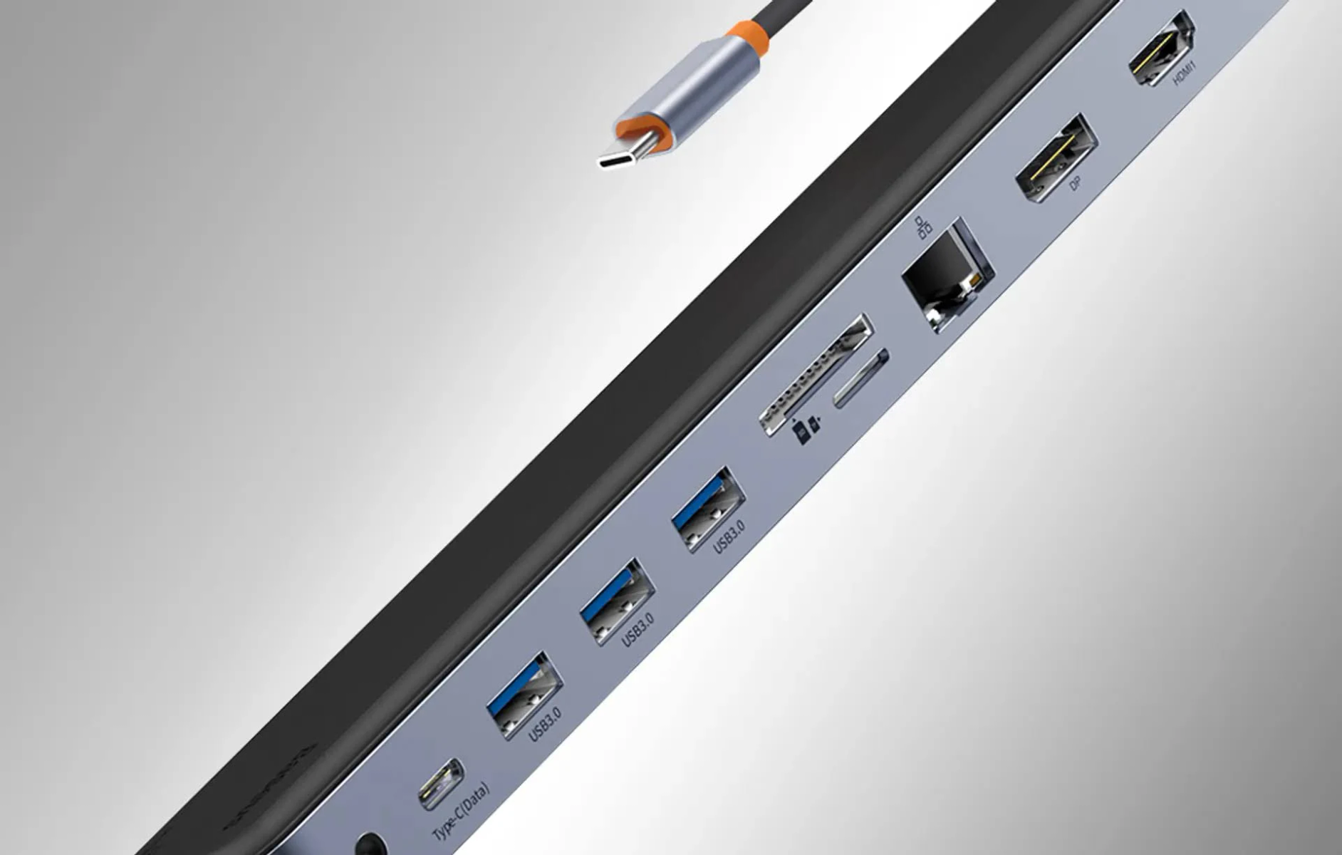 Un hub USB-C argentato con porte multiple tra cui USB, HDMI, Ethernet e lettore di schede SD.