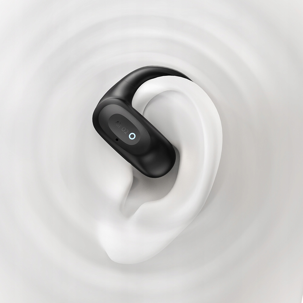 Un auricolare nero poggia su una forma d'orecchio bianca astratta su sfondo bianco ondulato.