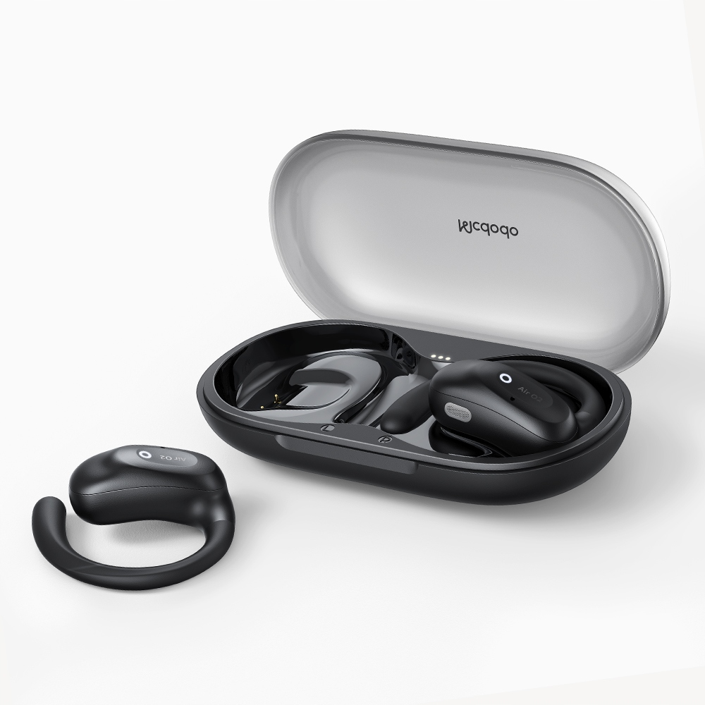 Auricolari wireless neri con ganci per le orecchie dentro e accanto a una custodia di carica.