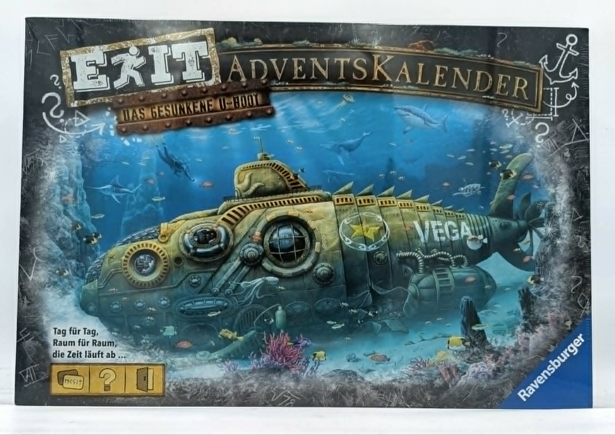 Spielverpackung von Exit Adventskalender mit einem U-Boot in einer Unterwasserlandschaft.