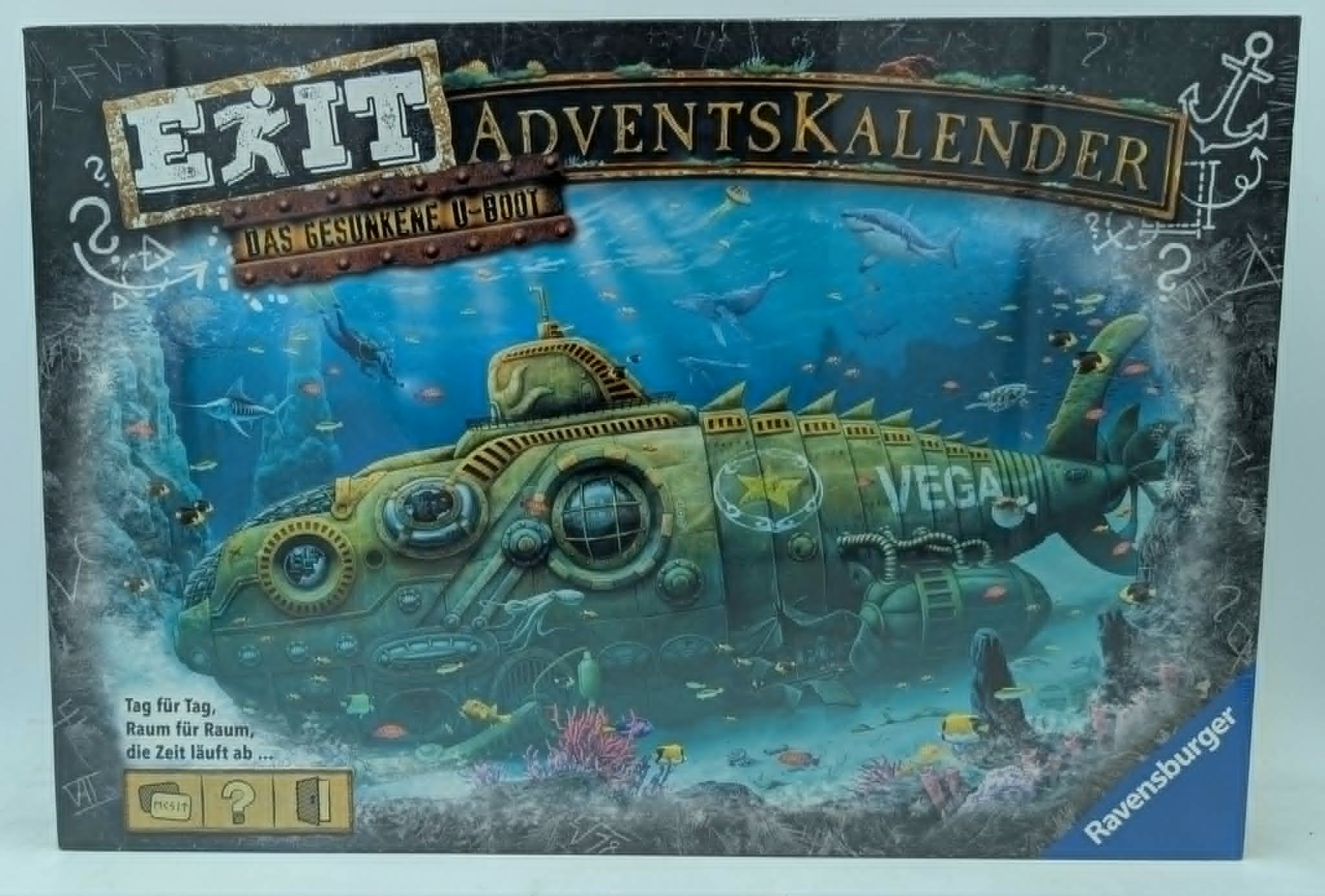 Exit Adventskalender Das Gesunkene U-Boot Brettspielbox mit Unterwasserszene.