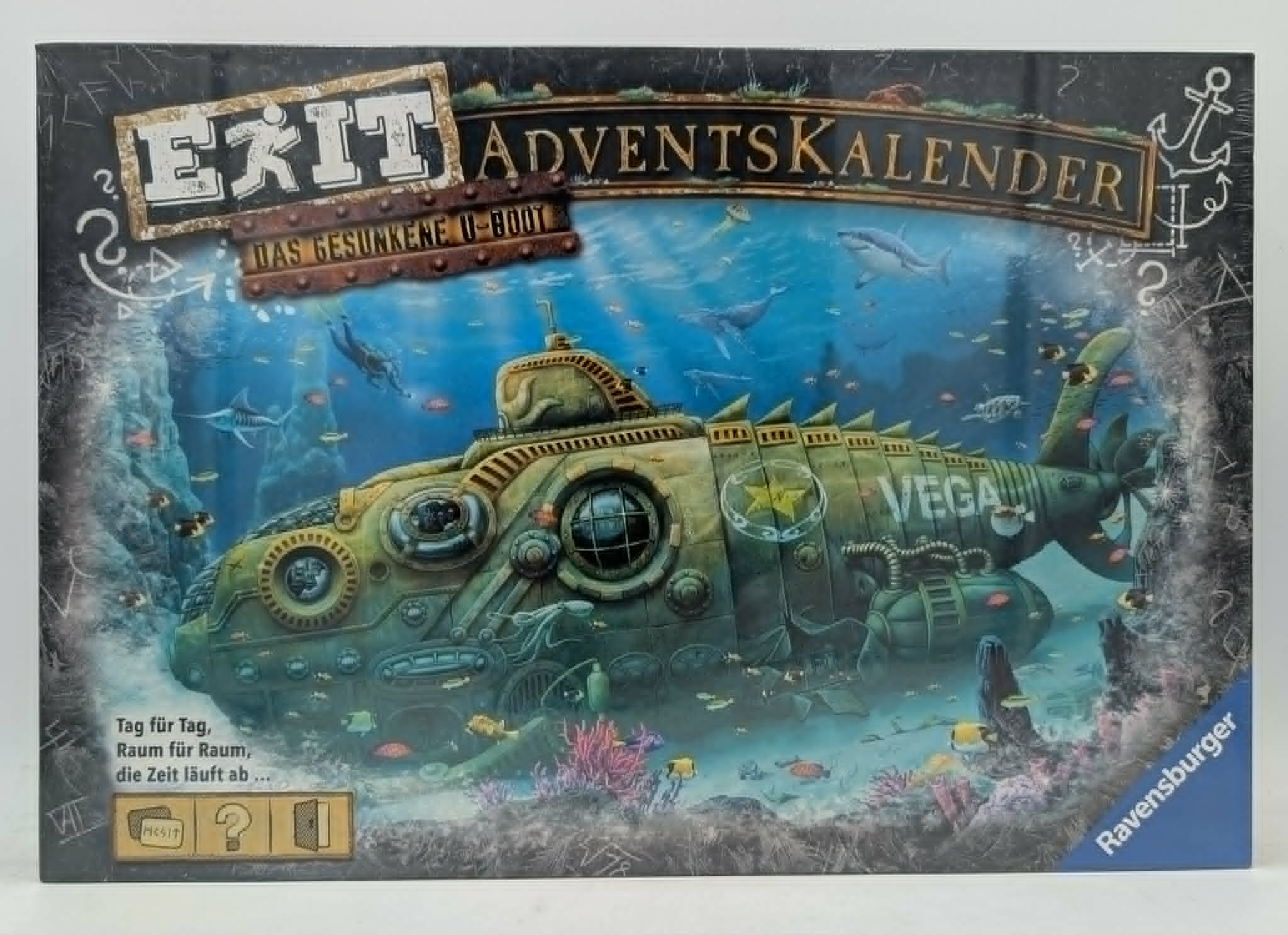 Eine Exit-Adventskalender-Spielschachtel zeigt ein gesunkenes U-Boot namens VEGA unter Wasser mit Meereslebewesen.