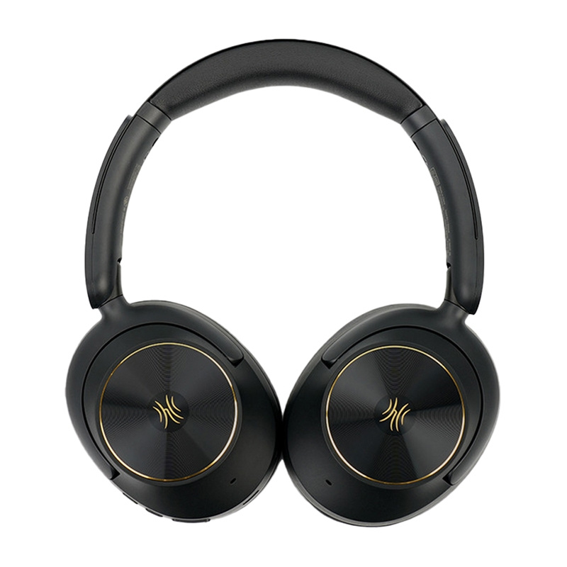 Cuffie over-ear nere con dettagli dorati e logo sui padiglioni su sfondo bianco.