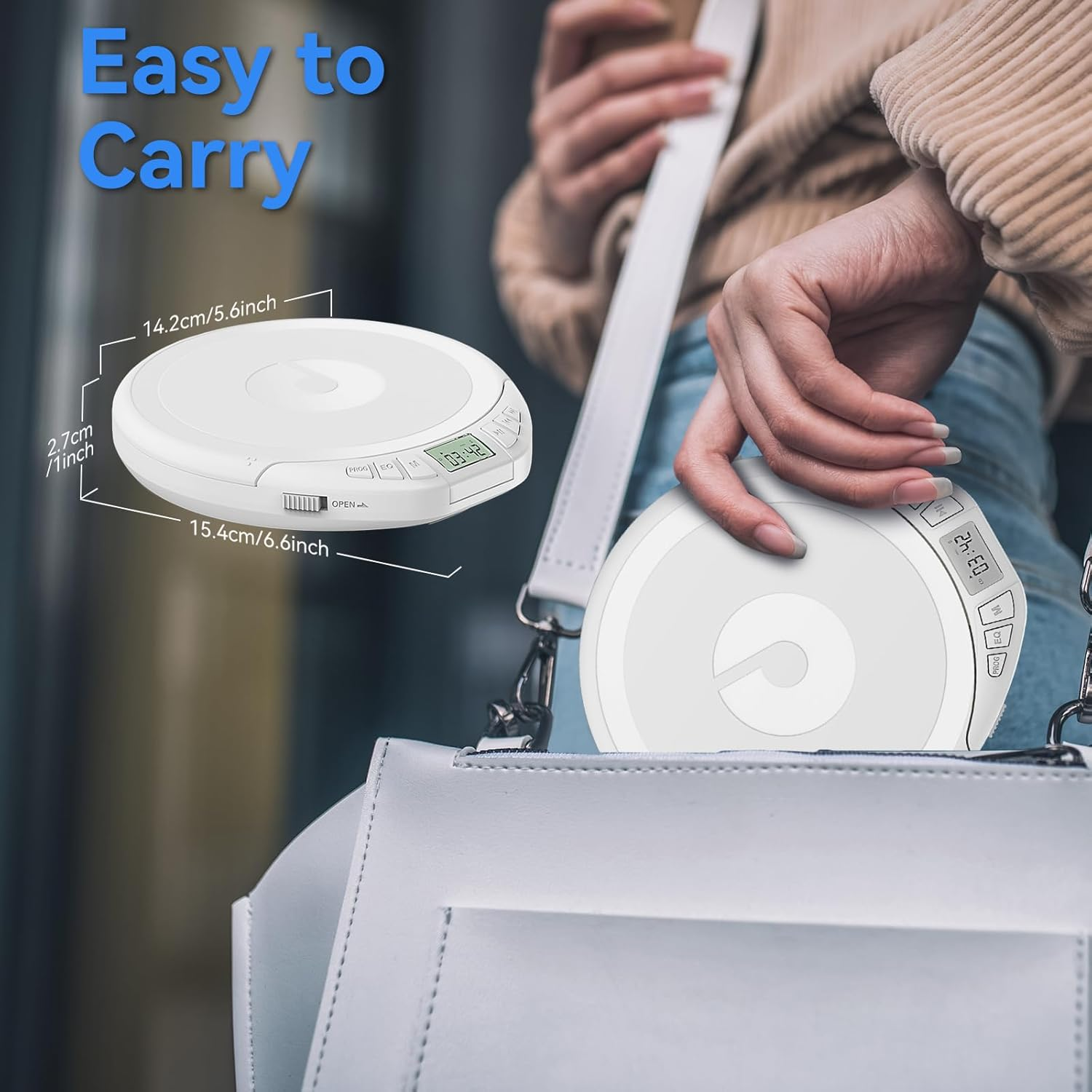 Eine Person legt einen runden, weißen CD-Player in eine weiße Handtasche, mit Grössenangaben.