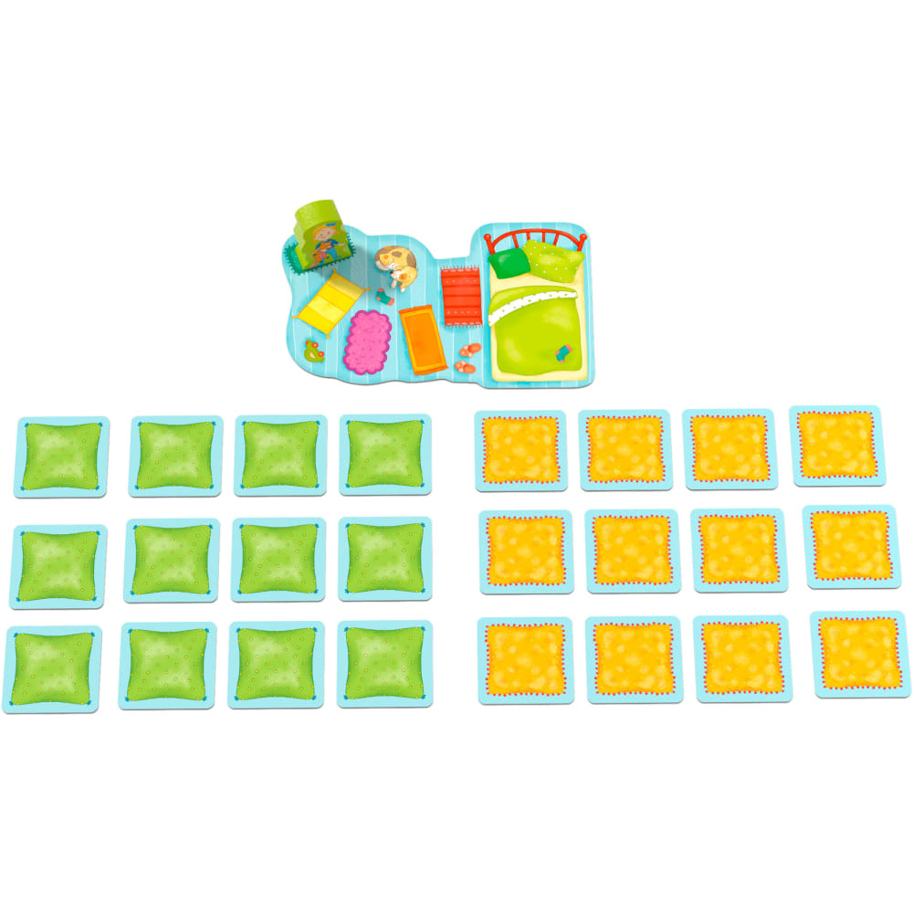 Spielbrett mit Schlafzimmer und dazu passenden grünen und gelben Kissenkärtchen auf weißem Hintergrund.