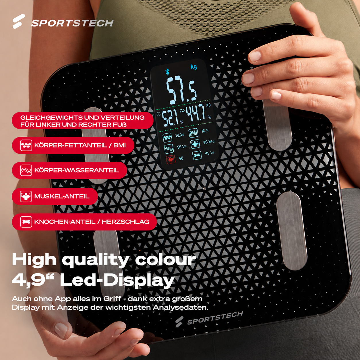 Person hält schwarze Digitalwaage mit beleuchtetem Display für Körperwerte und Sportstech-Logo.