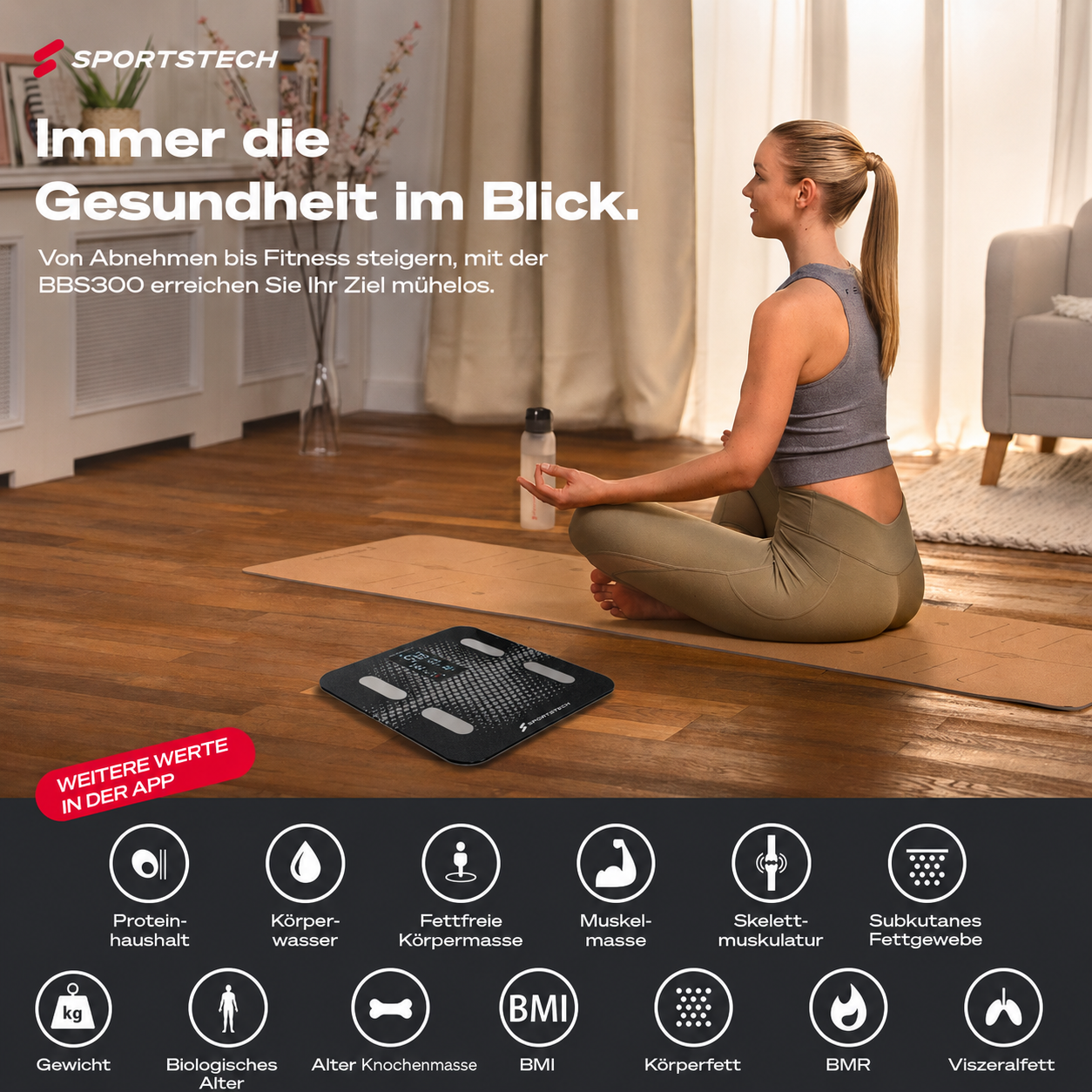 Eine Frau meditiert auf einer Matte in einem hellen Raum mit einer Körperwaage auf dem Boden.