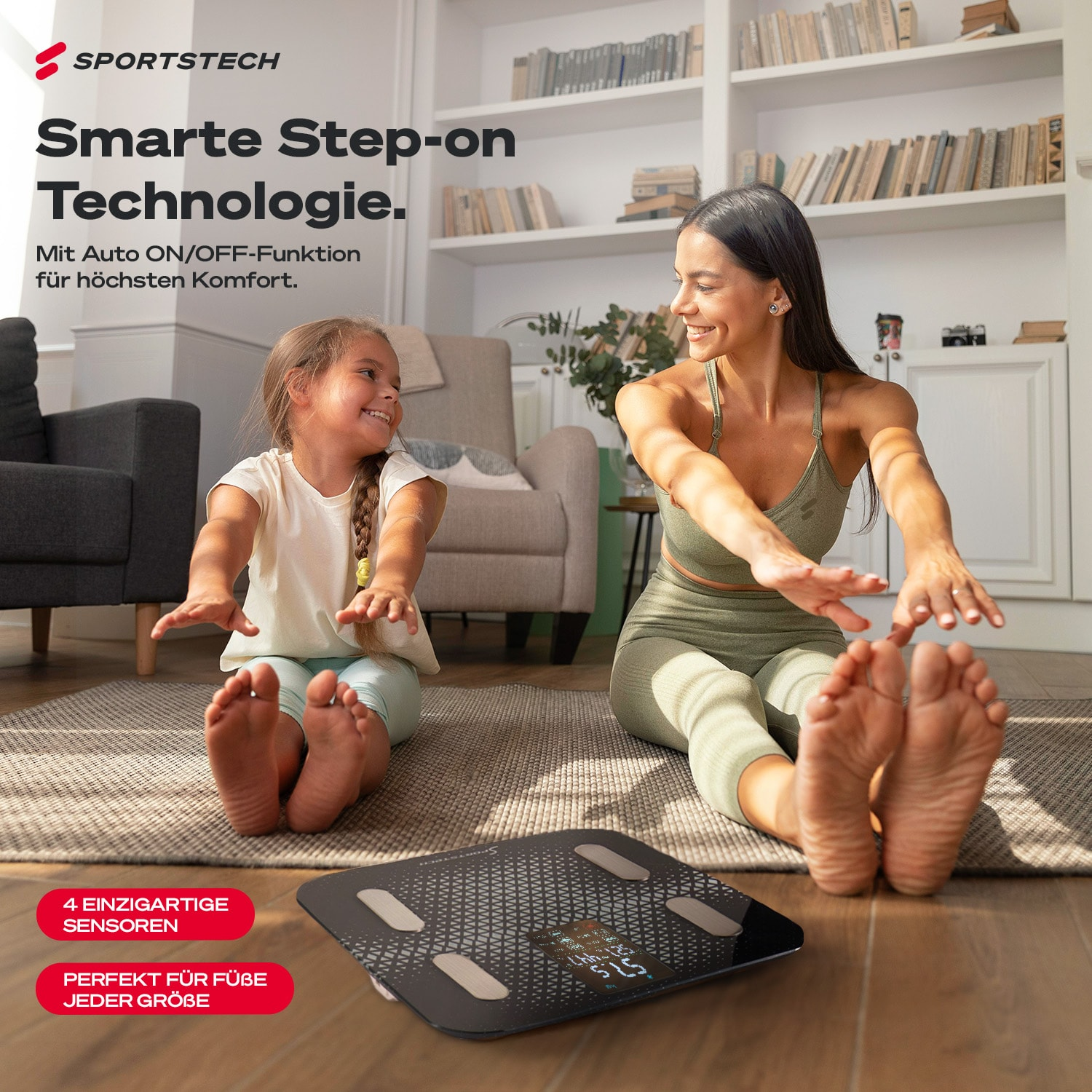 Eine Frau und ein Mädchen dehnen sich auf einem Teppich neben einer digitalen Körperwaage in einem hellen Zimmer.
