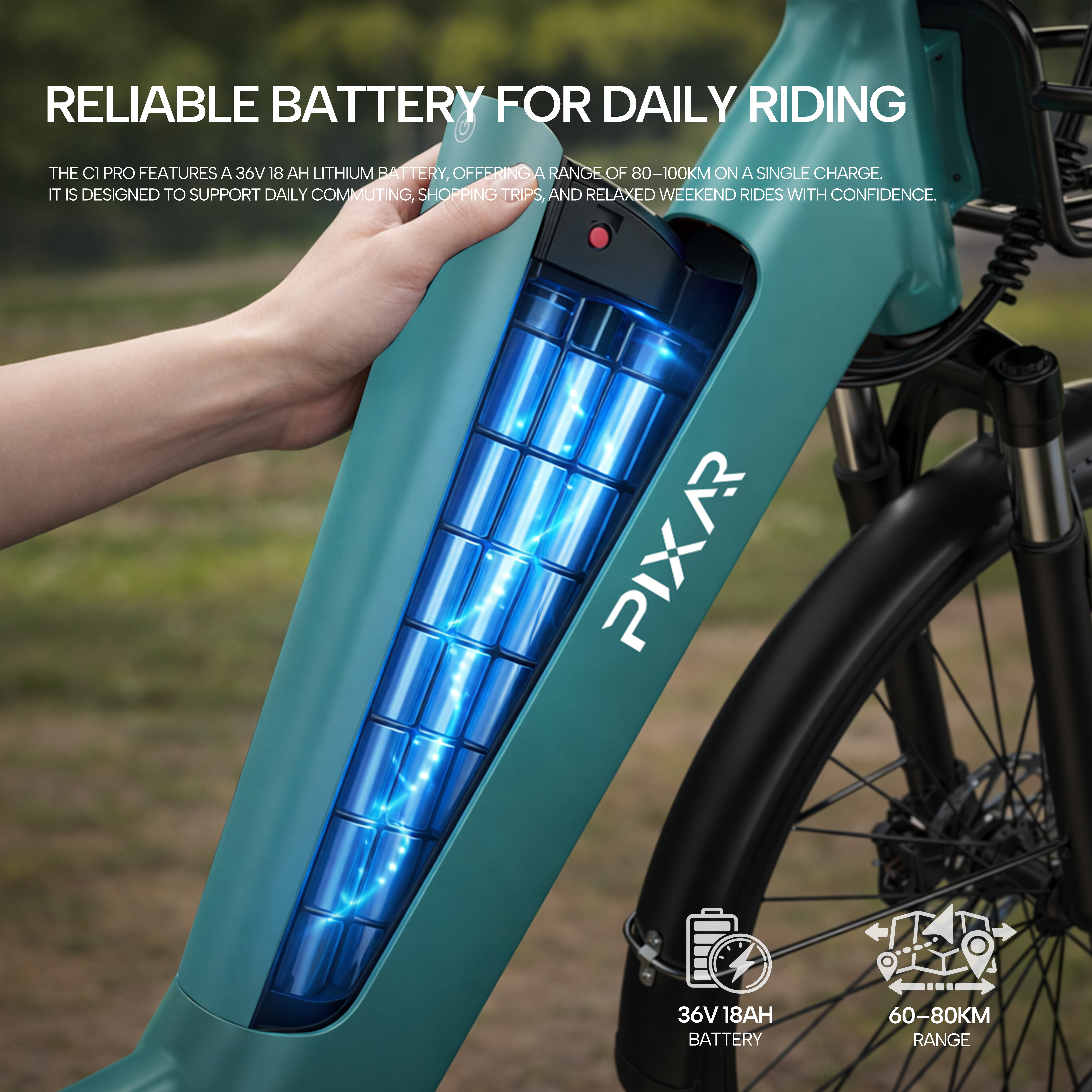 Eine Hand öffnet das integrierte Batteriefach eines türkisfarbenen PIXAR Elektrofahrrads.