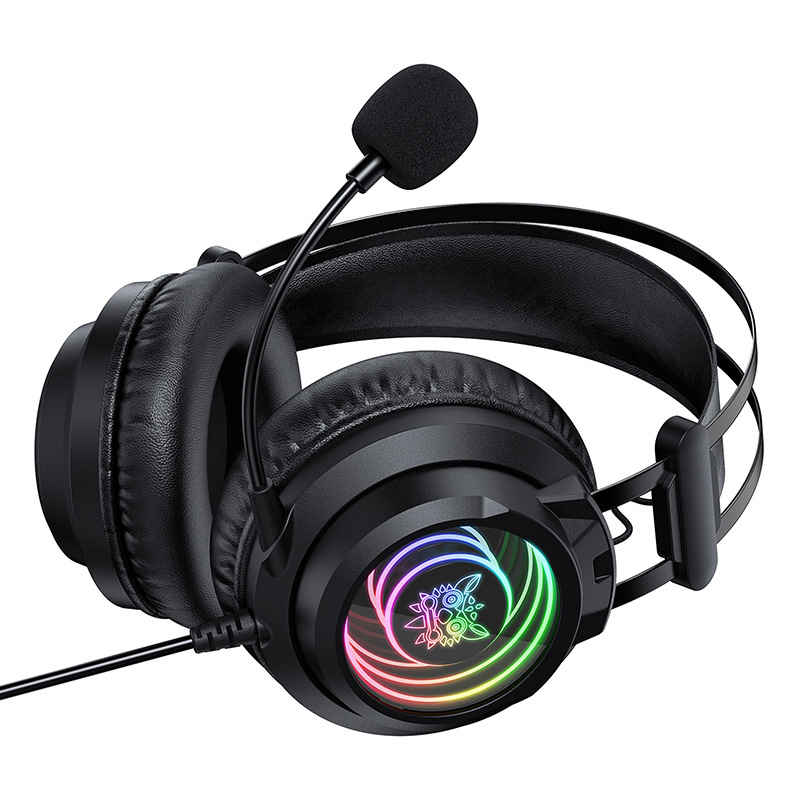 Cuffie da gioco nere con microfono e luci RGB colorate sul padiglione auricolare su sfondo bianco.