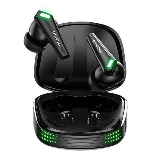 Auricolari wireless neri Onikuma con LED verdi in una custodia di carica aperta su sfondo bianco.
