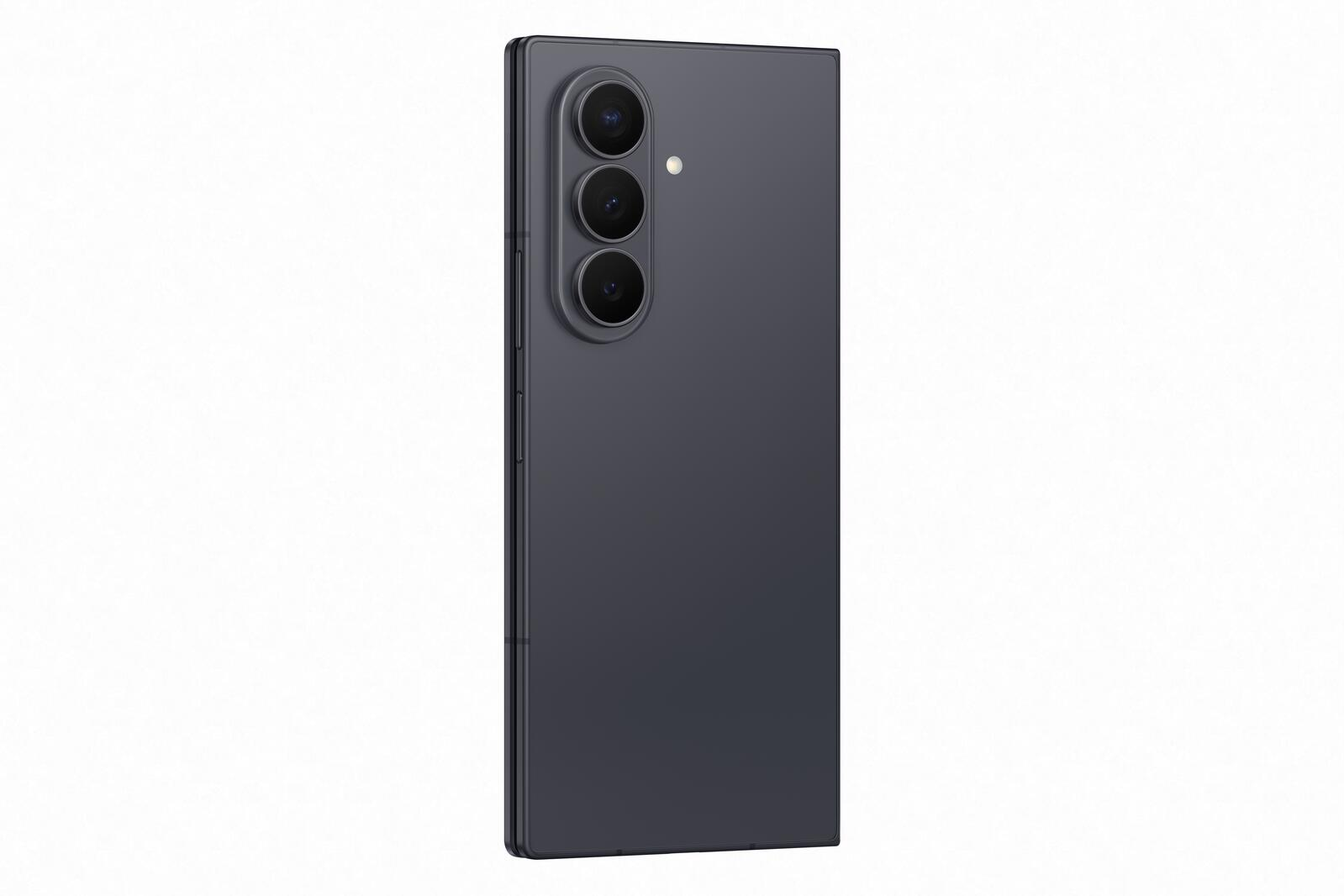 Retro di uno smartphone scuro con tripla fotocamera verticale su una superficie chiara.