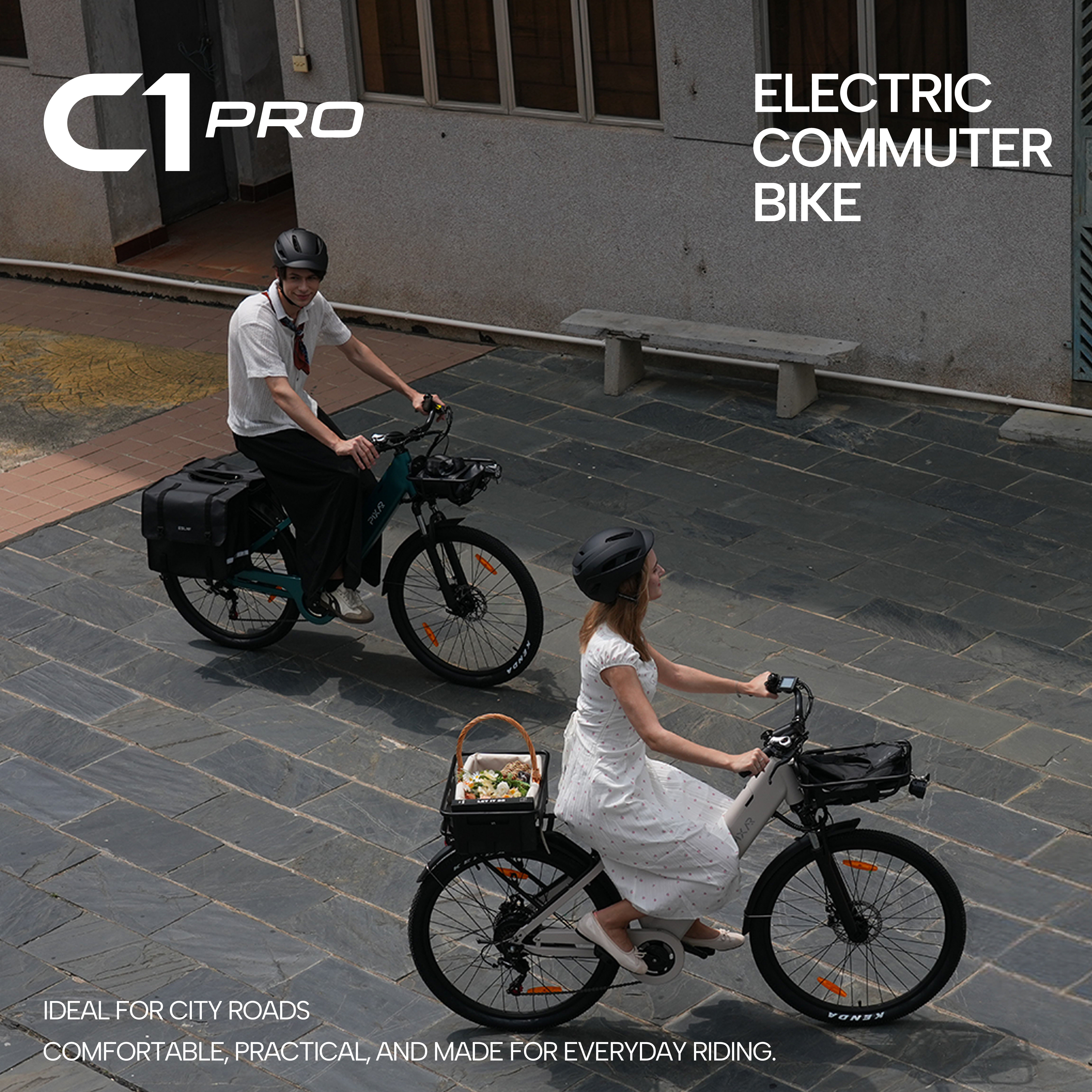 Zwei Personen fahren auf E-Bikes durch einen städtischen Hof.