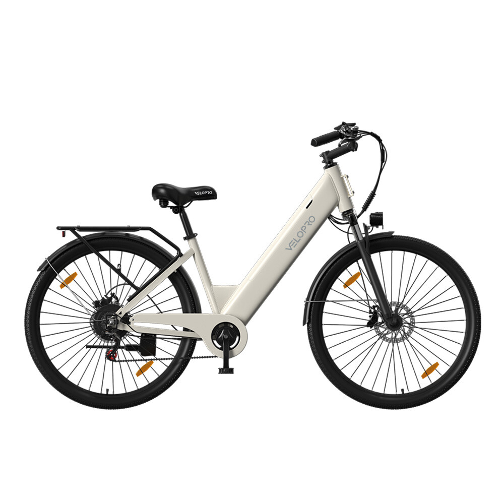 Ein cremefarbenes Velopro E-Bike mit Gepäckträger, Schutzblechen und schwarzem Sattel auf weißem Hintergrund.