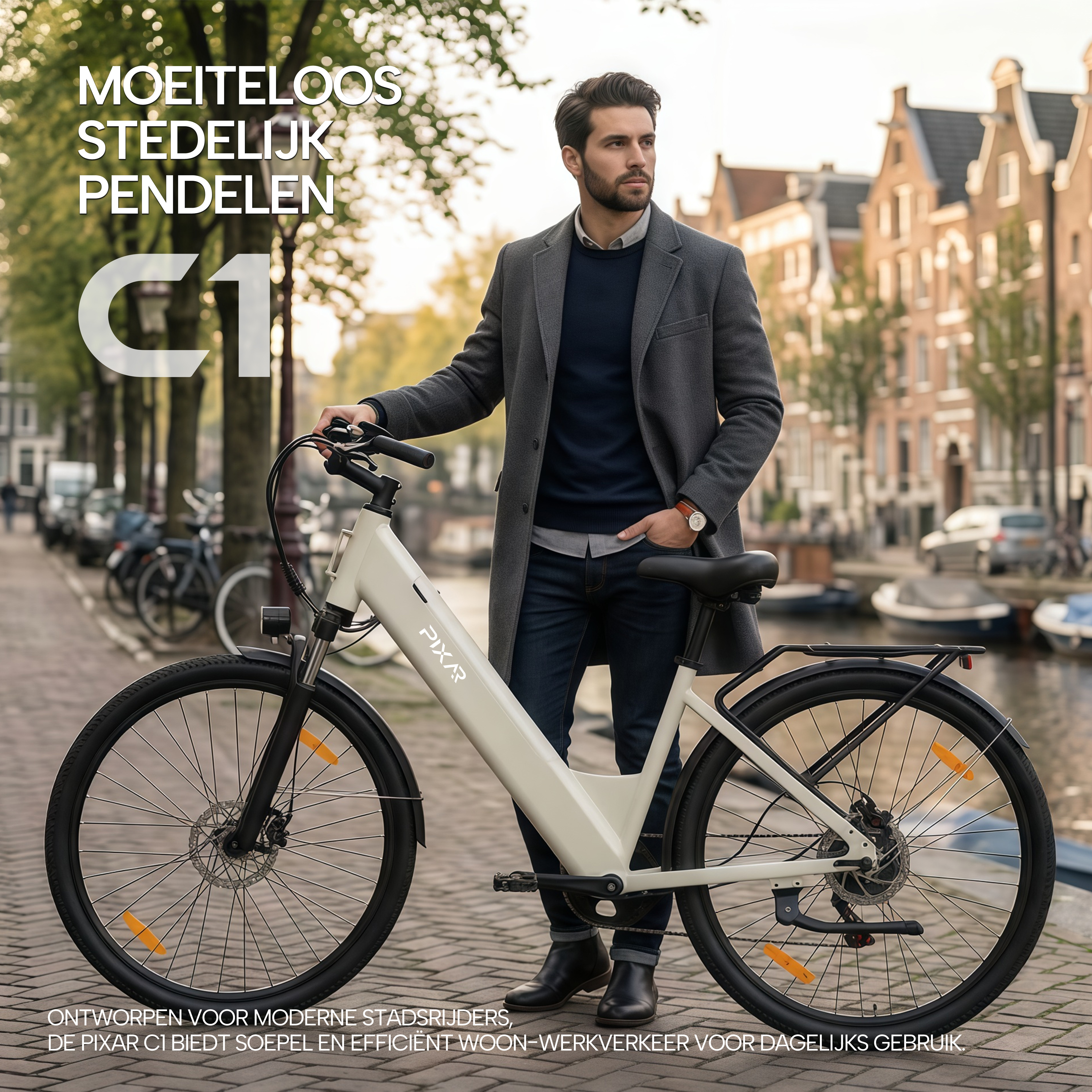 Mann in grauem Mantel steht neben einem cremefarbenen E-Bike an einem Stadtkanal mit historischen Gebäuden.