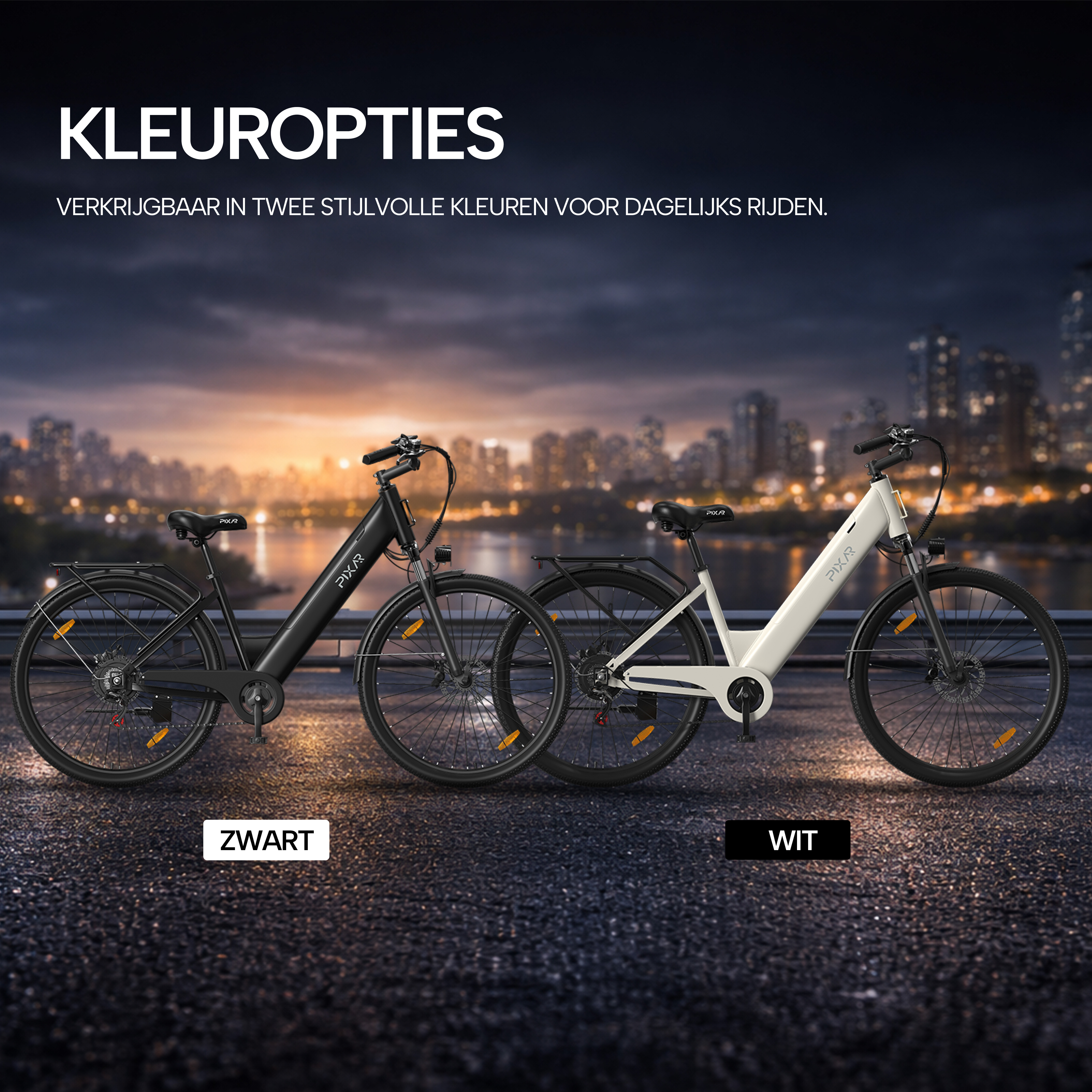 Zwei E-Bikes in Schwarz und Weiß stehen vor einer beleuchteten nächtlichen Stadtkulisse.