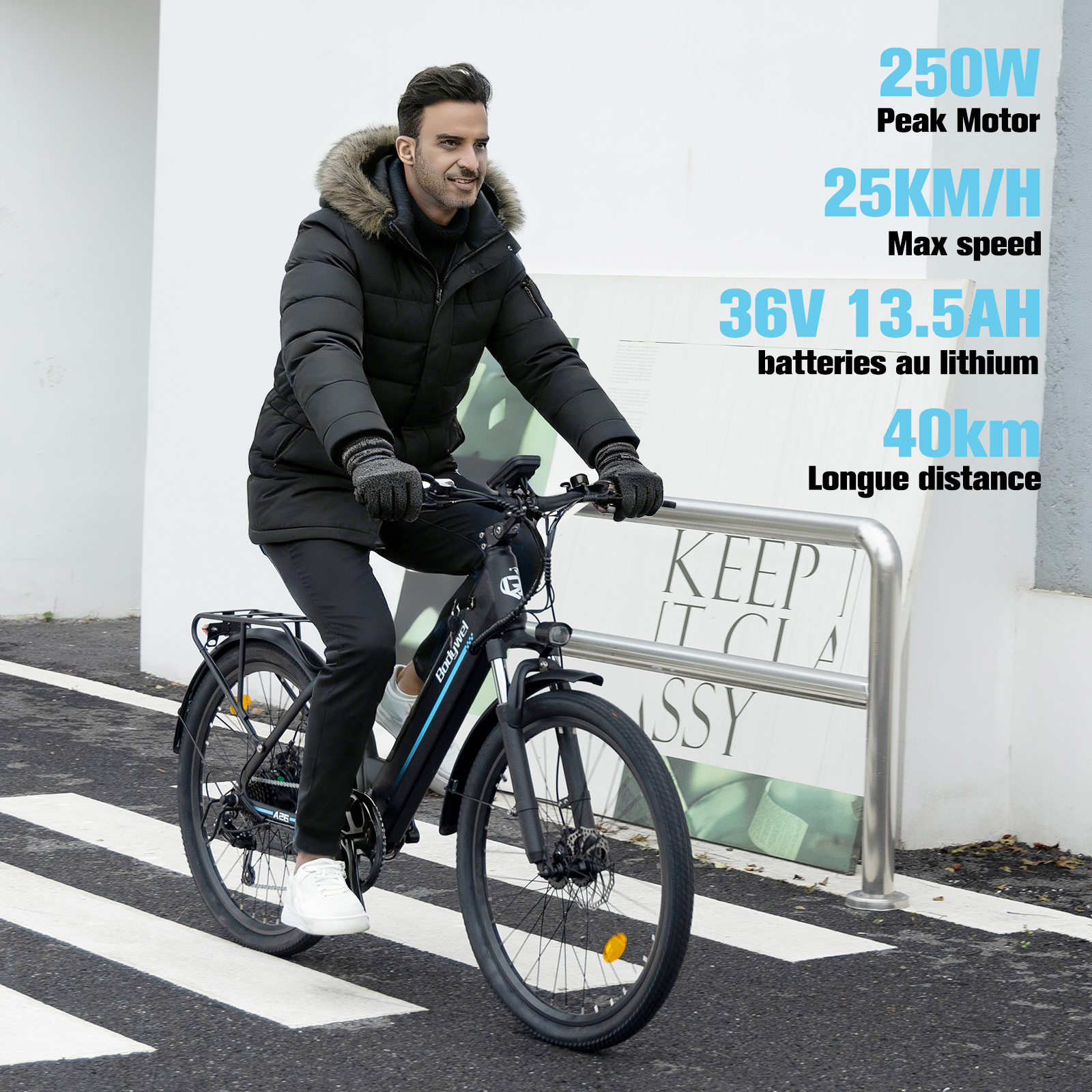 Ein Mann in Daunenjacke fährt ein schwarzes E-Bike auf einer Straße neben einem Werbeplakat.