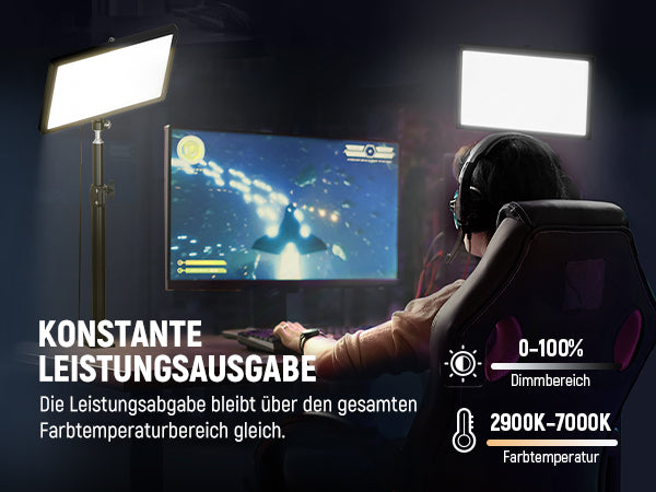 Ein Gamer sitzt vor einem beleuchteten Bildschirm, flankiert von zwei großen LED-Panels mit konstanter Lichtleistung.