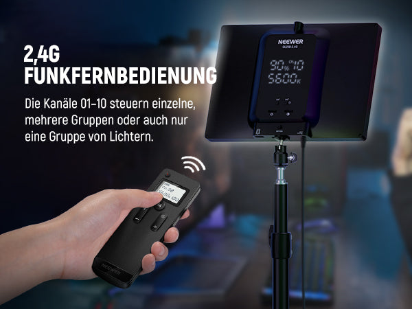 Eine Hand hält eine Fernbedienung für ein Neewer LED-Panel auf einem Ständer mit deutschem Text.