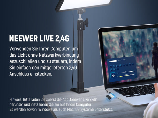 Ein Laptop mit USB-Dongle auf dem Tisch neben einer Schreibtischlampe und Text.