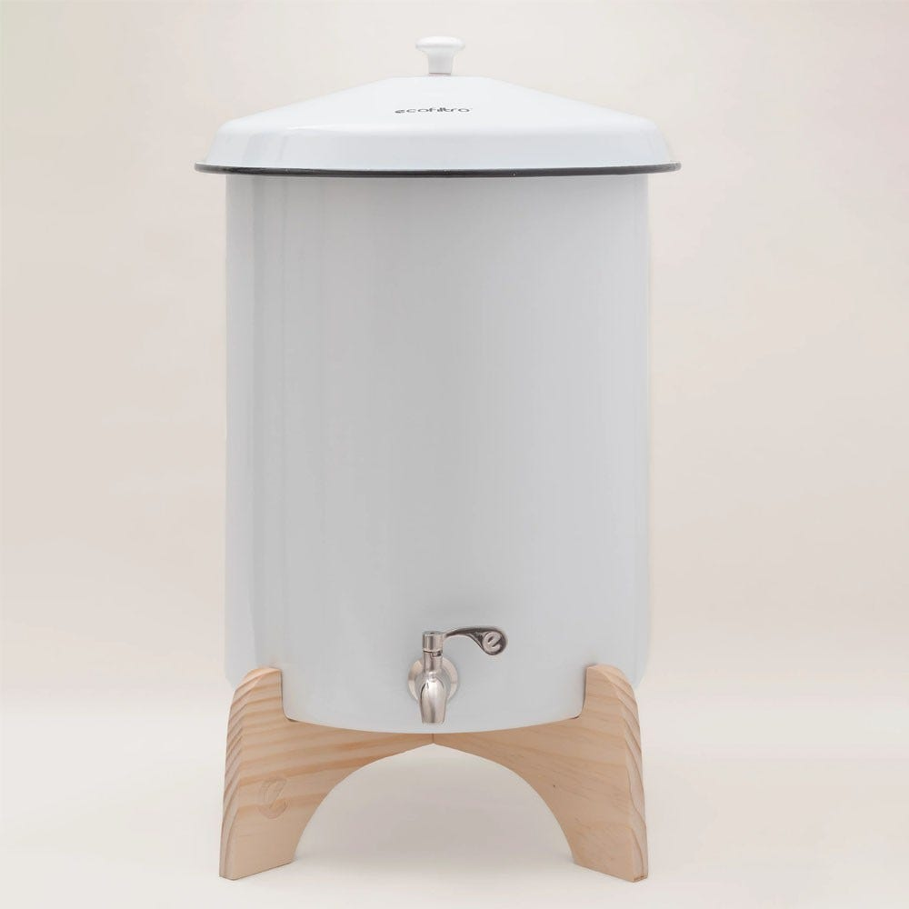 Ein weißer Wassertank mit Deckel und Zapfhahn steht auf einem Holzständer vor weißem Hintergrund.