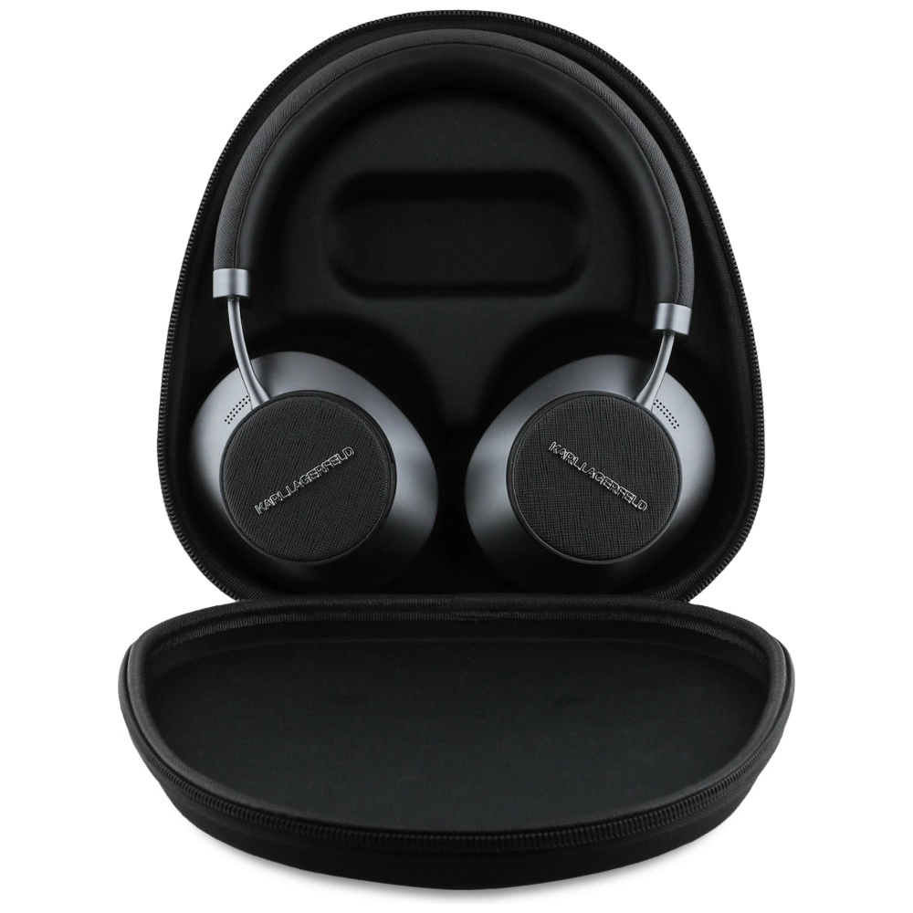 Cuffie over-ear nere con logo grigio all'interno di una custodia rigida aperta su sfondo bianco.